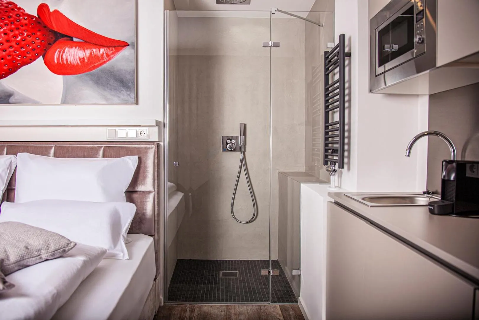 Shower, Bed in The Faces Berlin Apartments