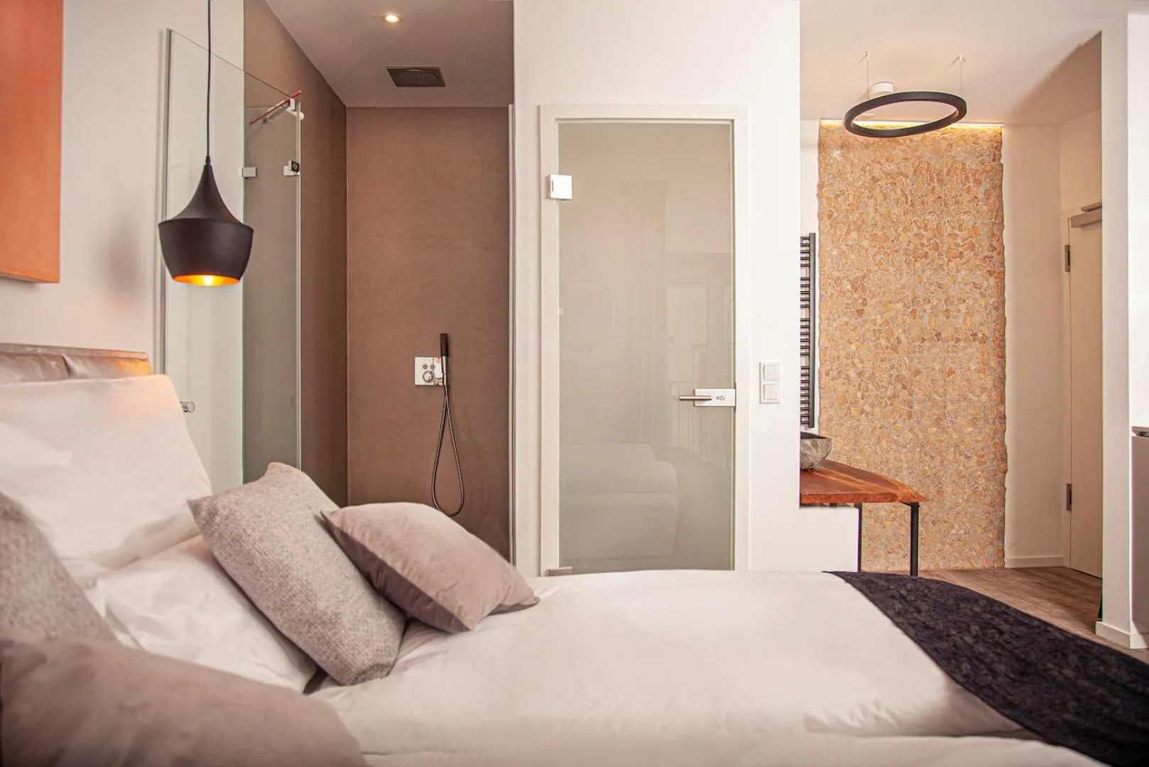 Shower, Bed in The Faces Berlin Apartments