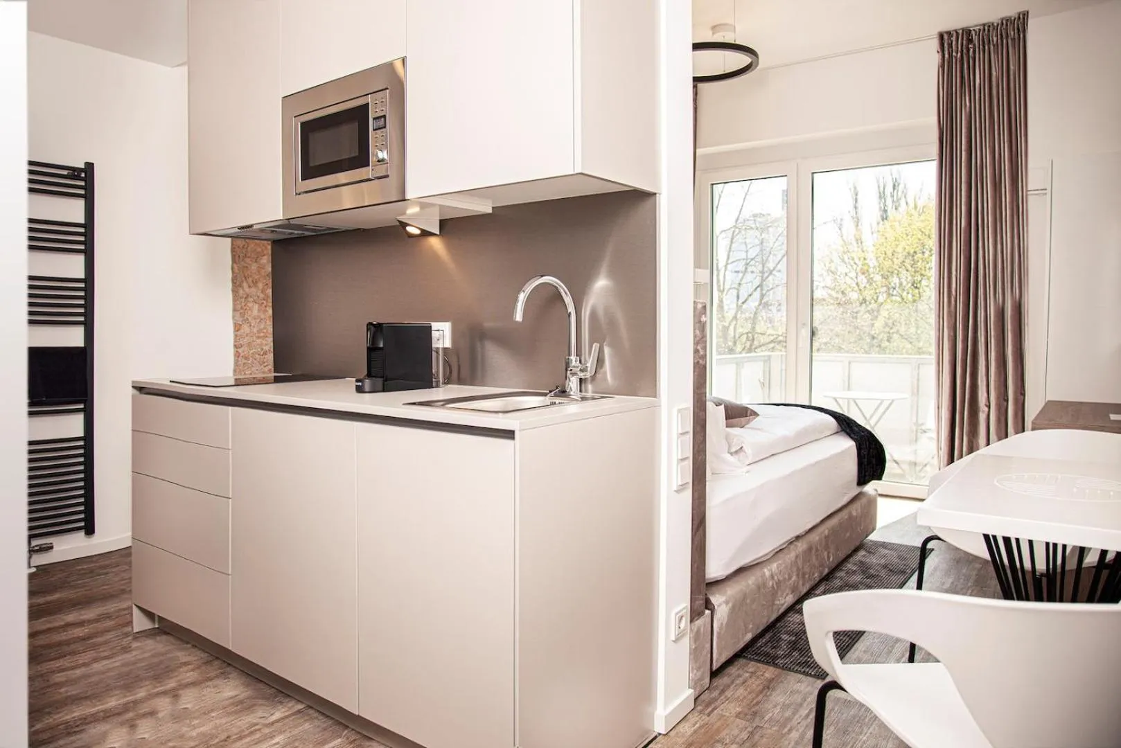 Kitchen or kitchenette, Bed in The Faces Berlin Apartments