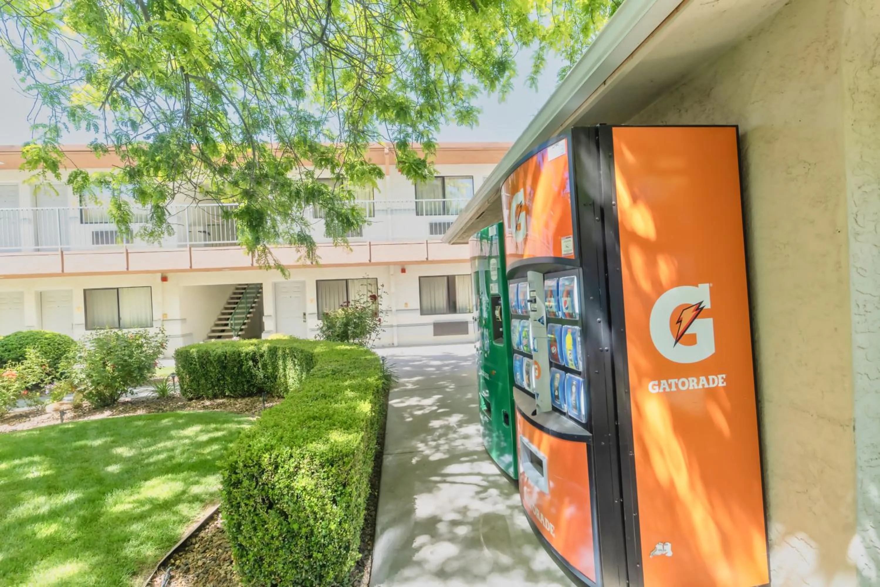 Property building in The Oakhurst Inn at Yosemite