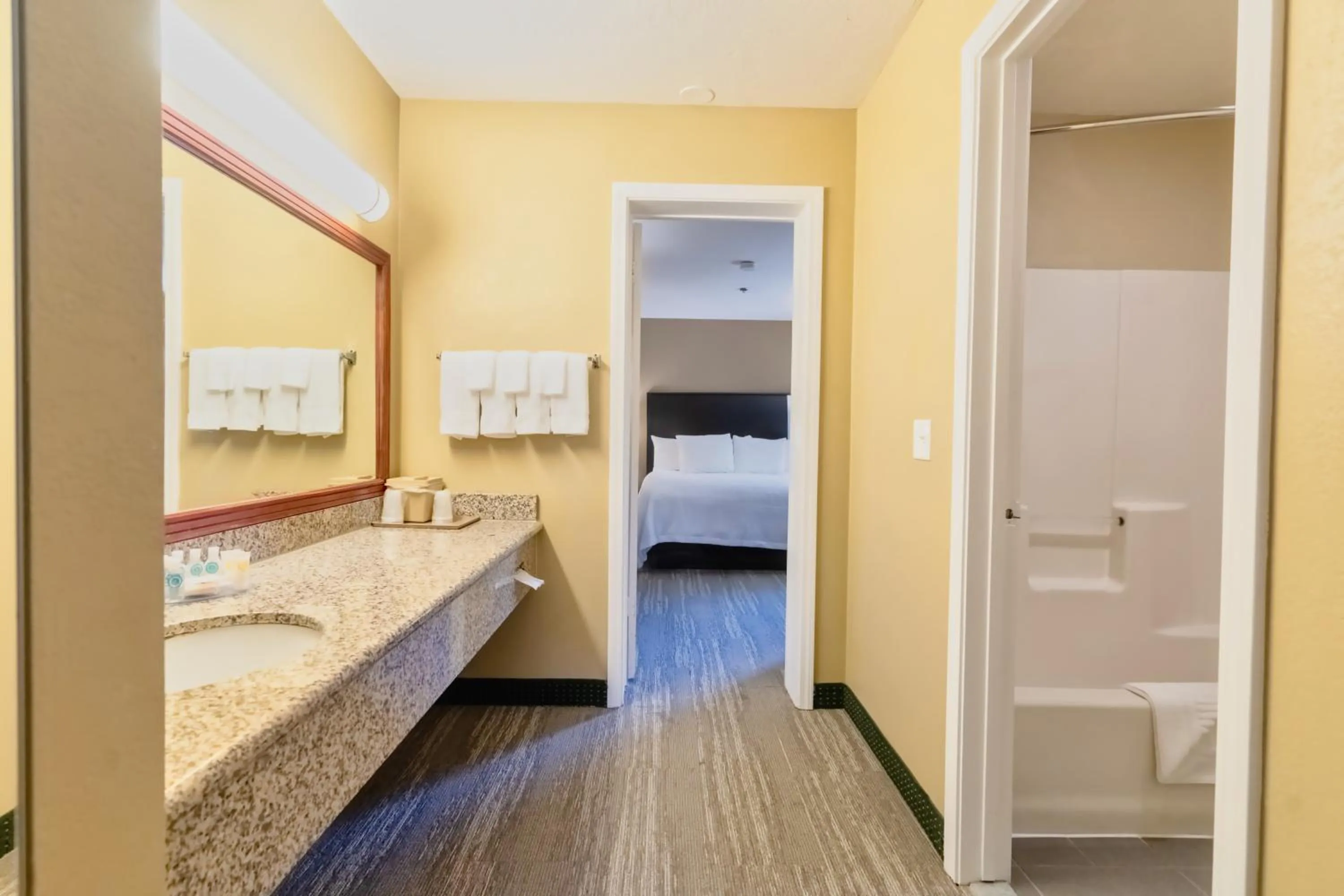 Bed in The Oakhurst Inn at Yosemite