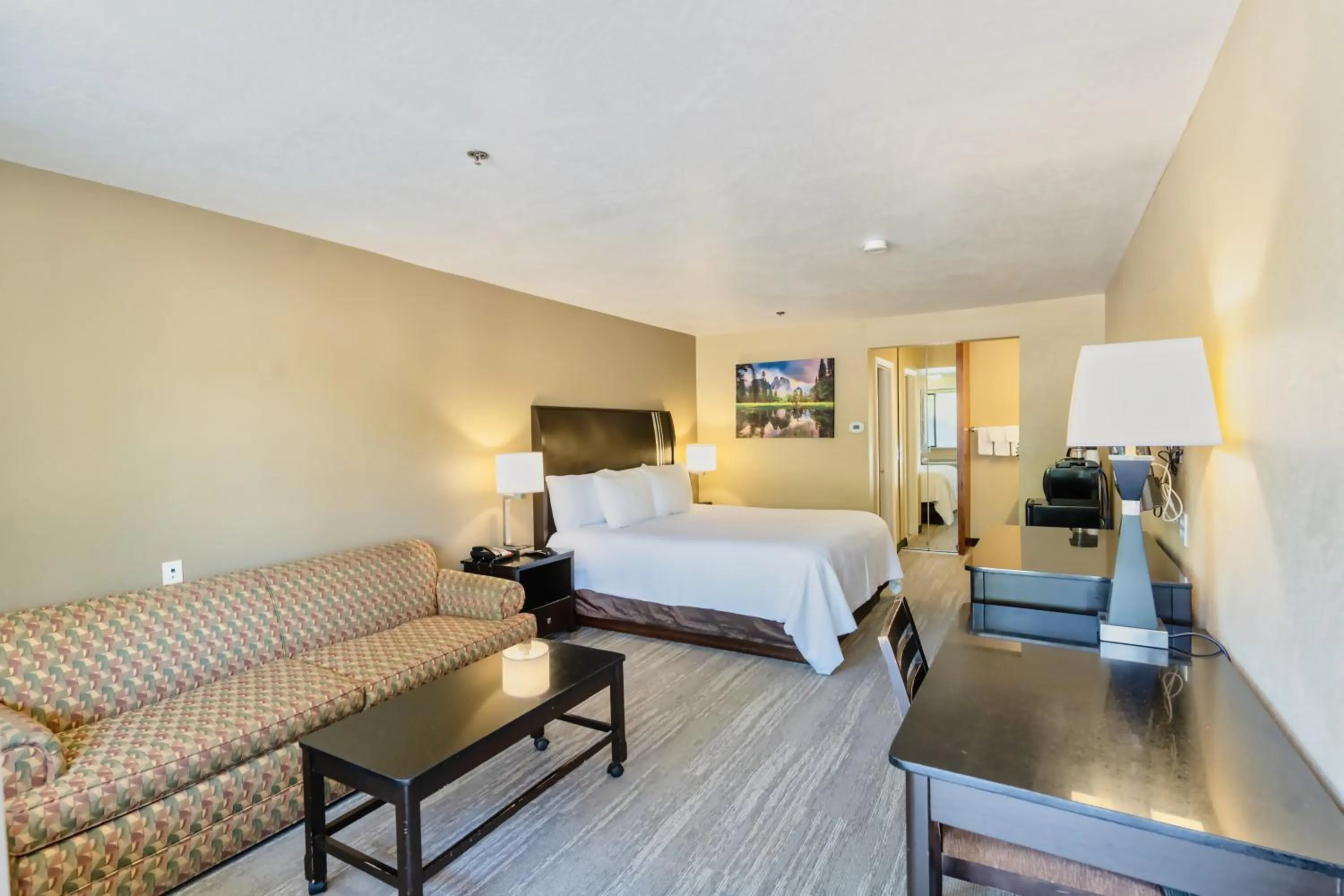 Bed in The Oakhurst Inn at Yosemite