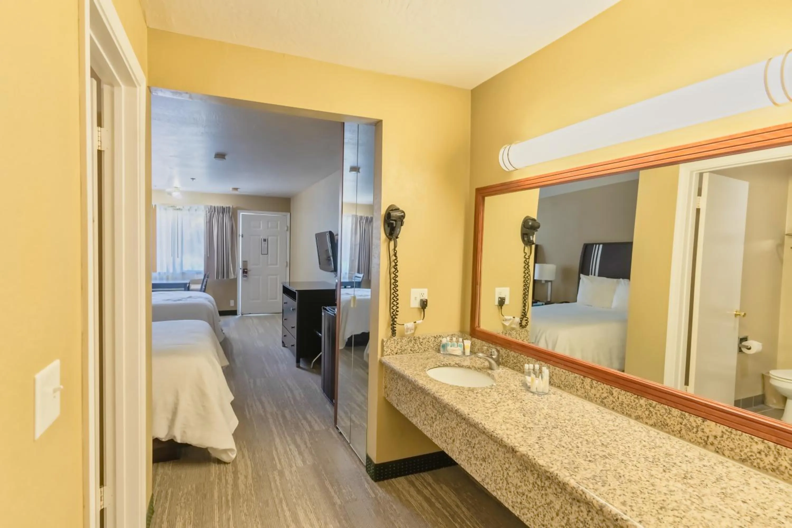 Bed in The Oakhurst Inn at Yosemite