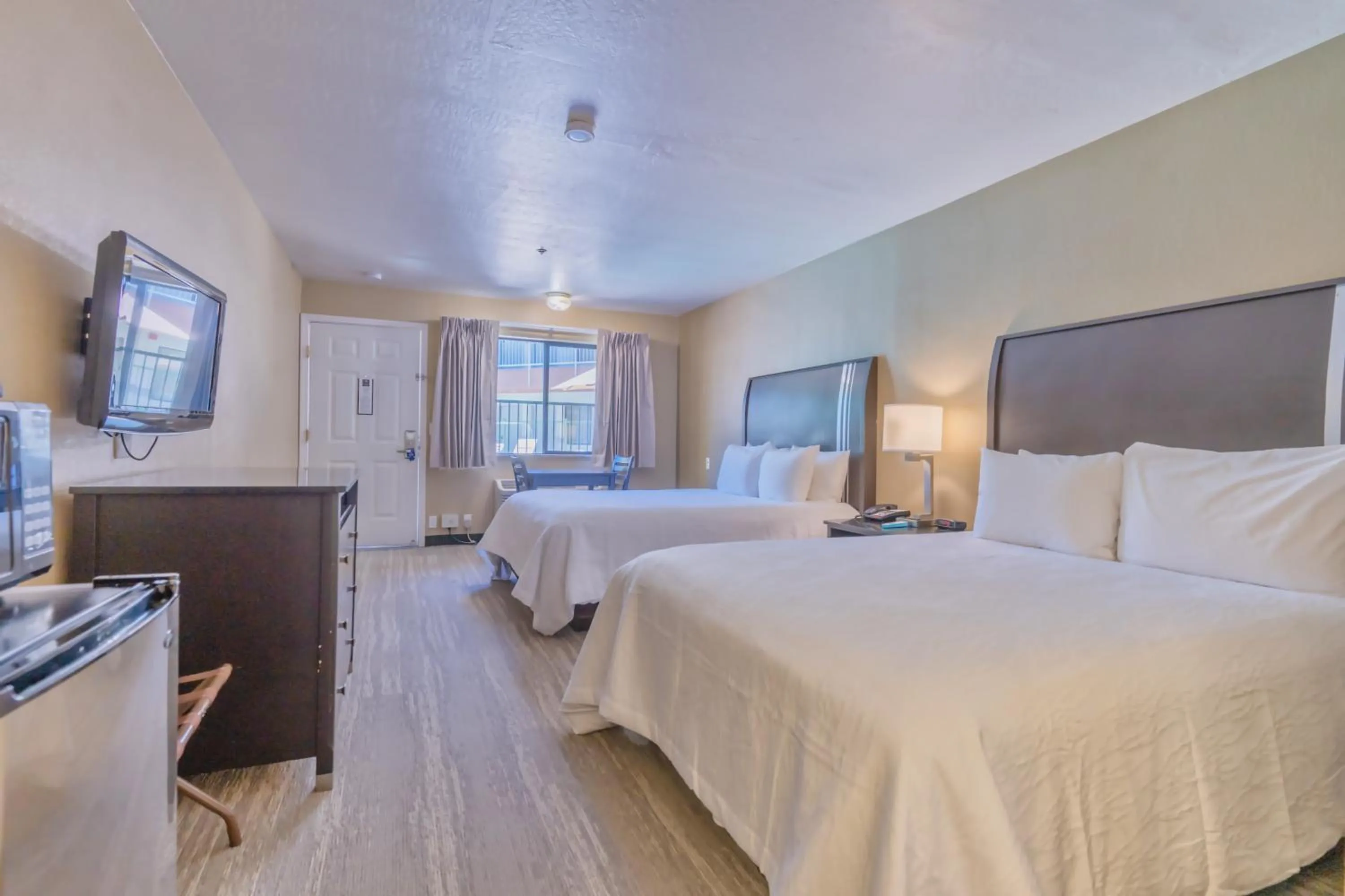 Photo of the whole room, Bed in The Oakhurst Inn at Yosemite