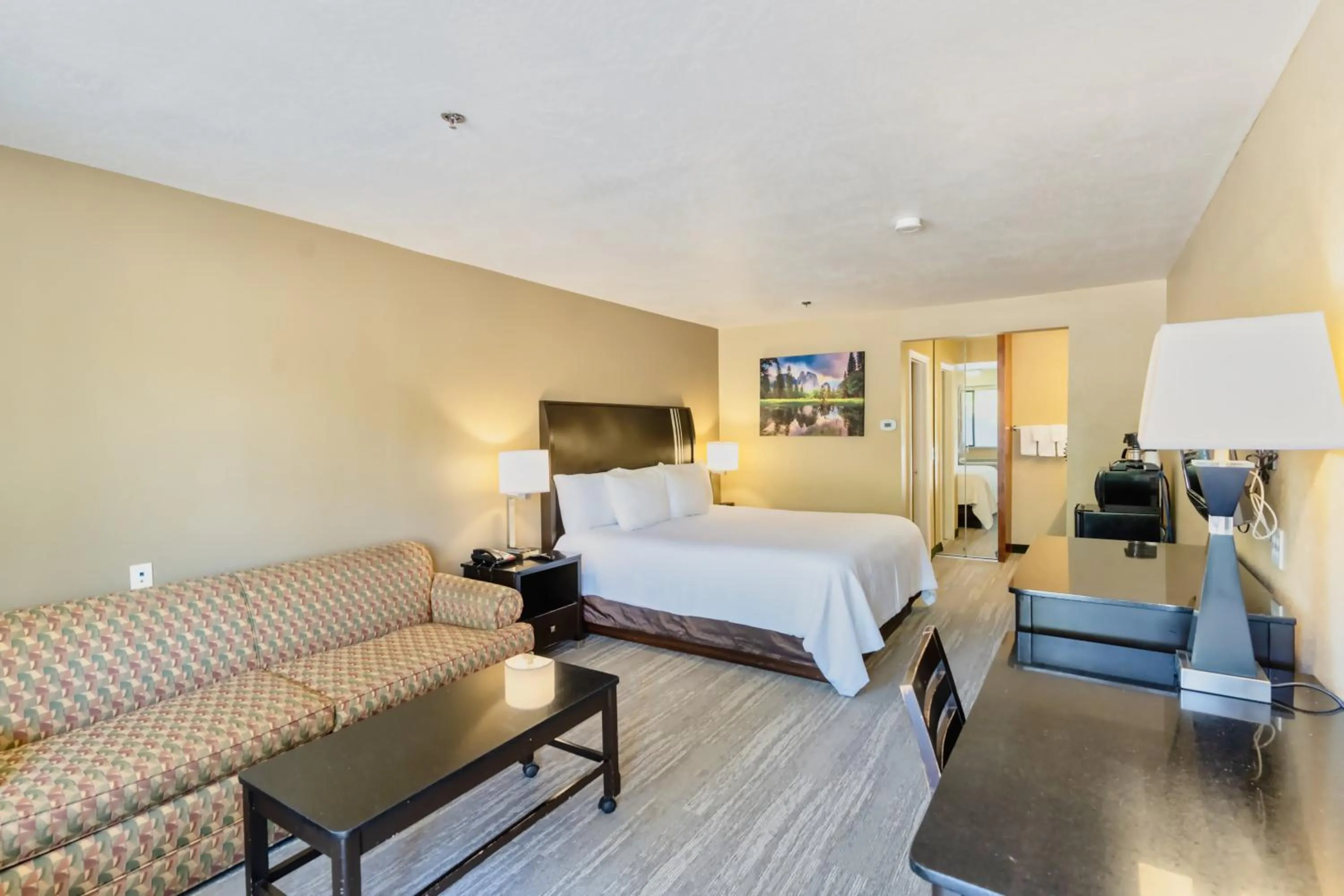 Bed in The Oakhurst Inn at Yosemite