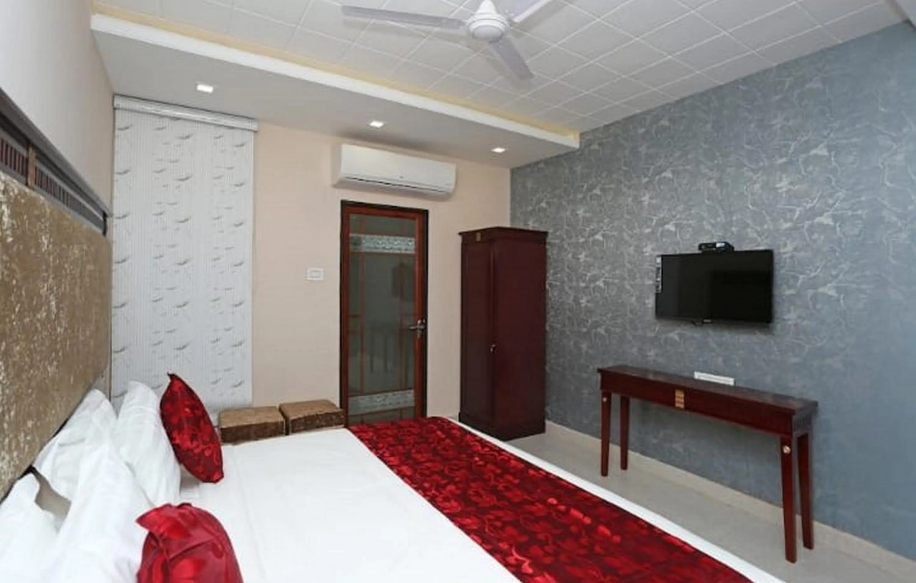 Communal lounge/ TV room, Bed in Hotel Eleven Heights ,Bhopal