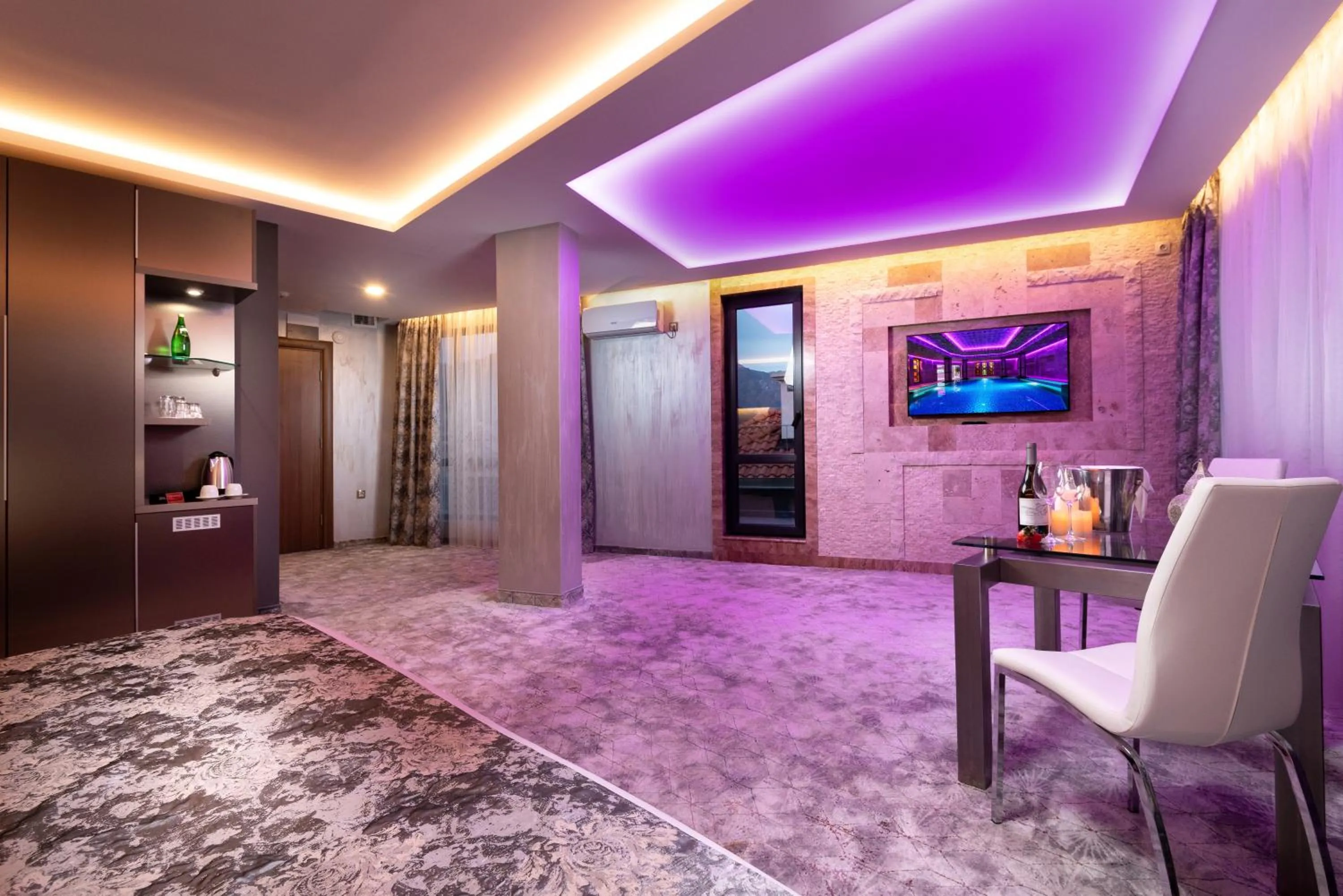 Communal lounge/ TV room in National Palace Wine & Spa Hotel