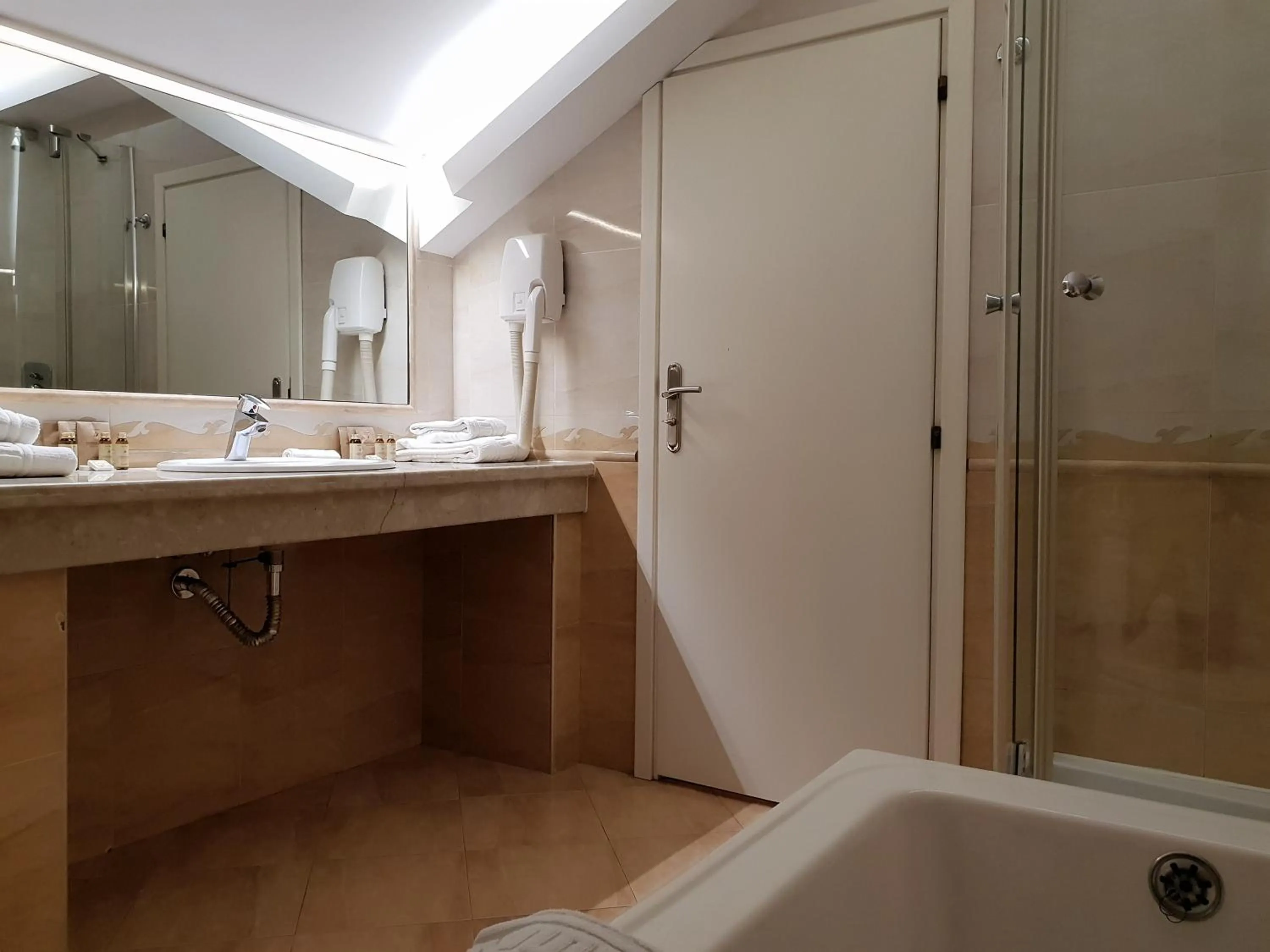 Bathroom in National Palace Wine & Spa Hotel