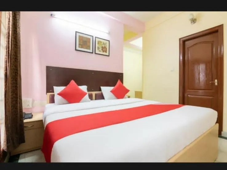 Bedroom, Bed in The Roy Grand Inns