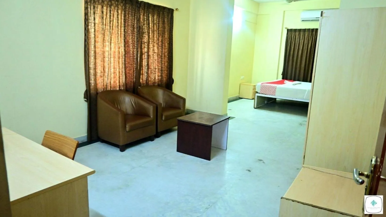 Bedroom, Bed in The Roy Grand Inns