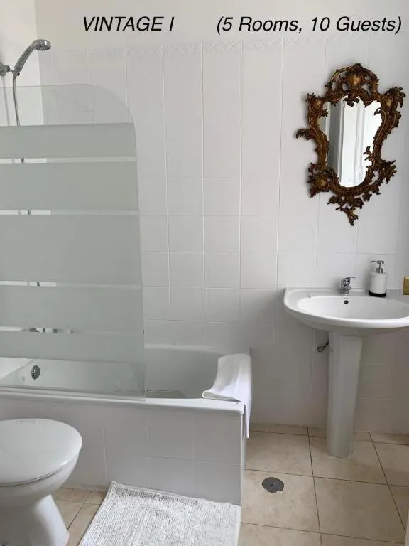 Bathroom in Alfama Vintage 1 Ten guests - Alfama Vintage 2 Five guests - Alfama Vintage 3 Three Guests