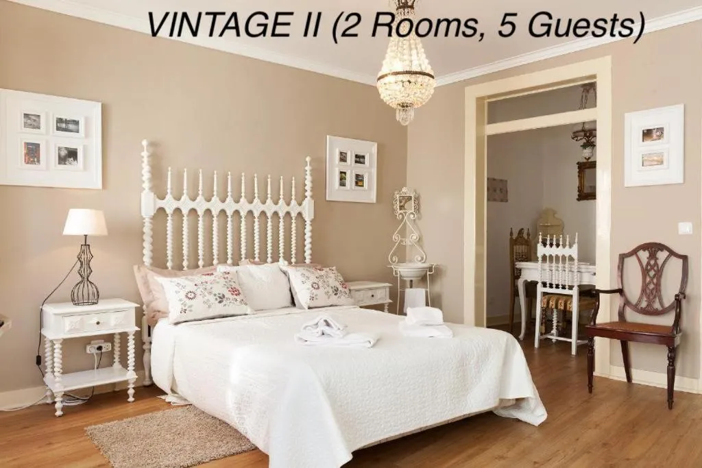 Bed in Alfama Vintage 1 Ten guests - Alfama Vintage 2 Five guests - Alfama Vintage 3 Three Guests