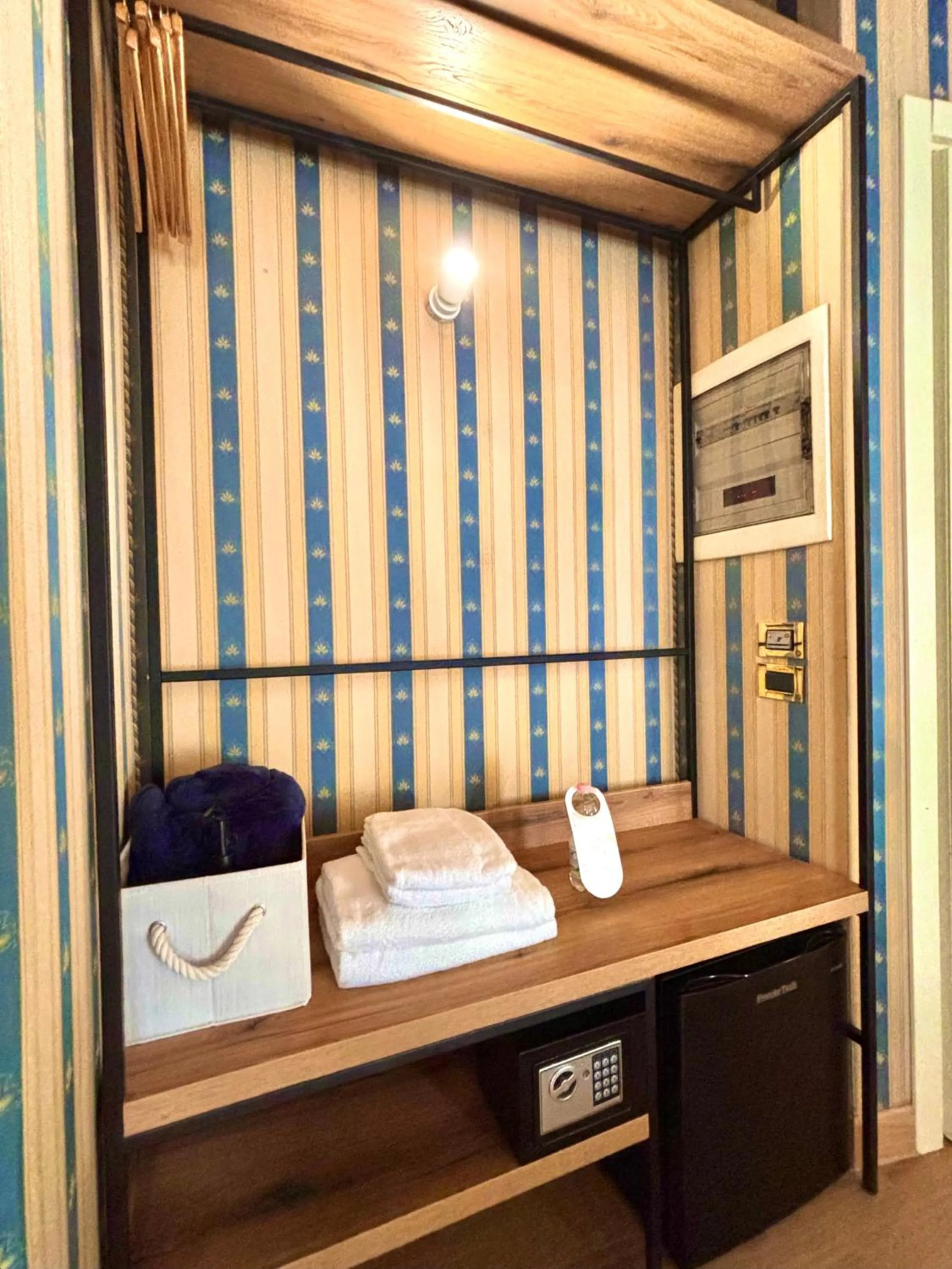 wardrobe, Bed in Hotel al Graspo de Ua