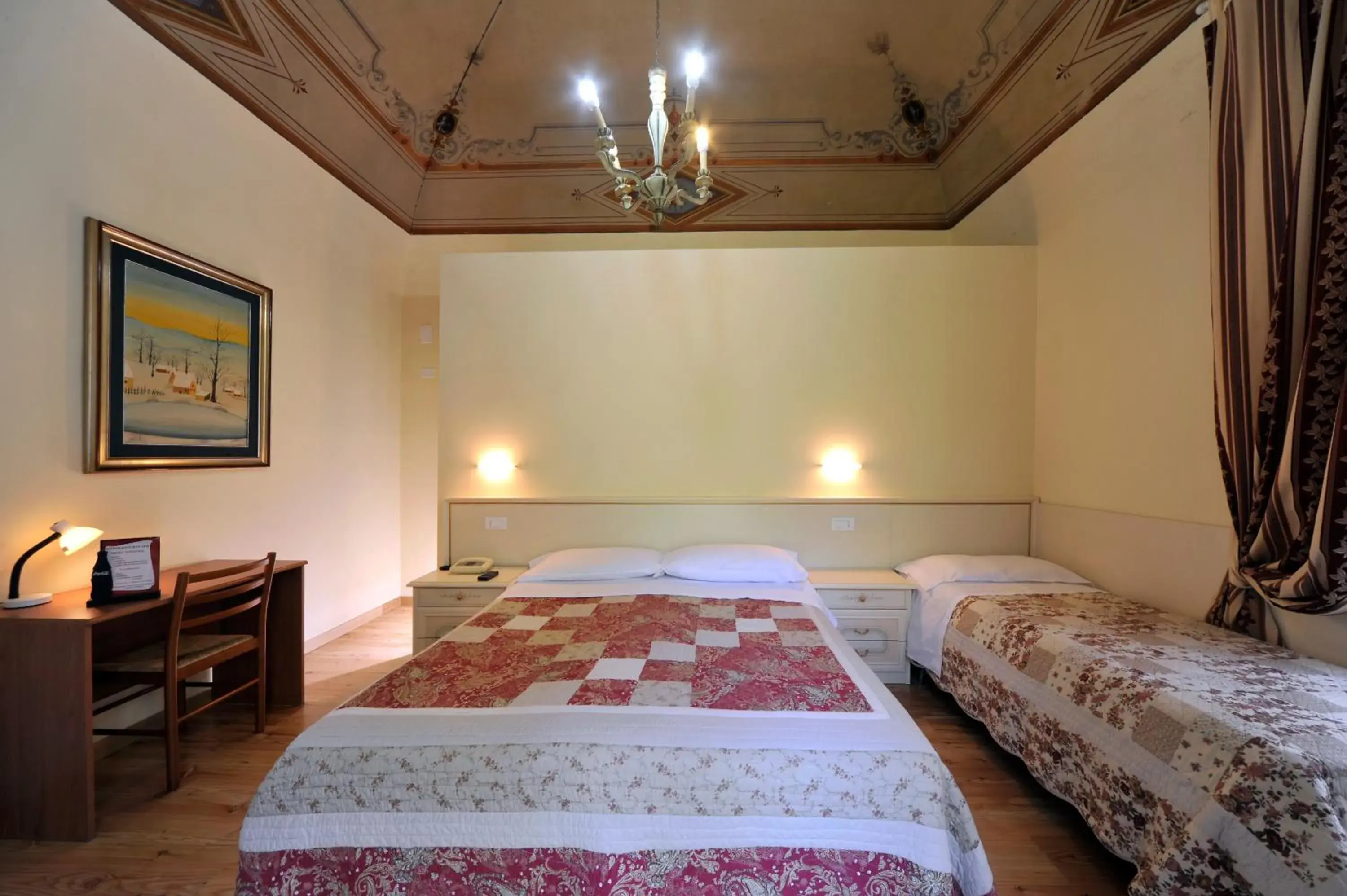 Twin Room in Hotel Iris Twin Room in Hotel Iris