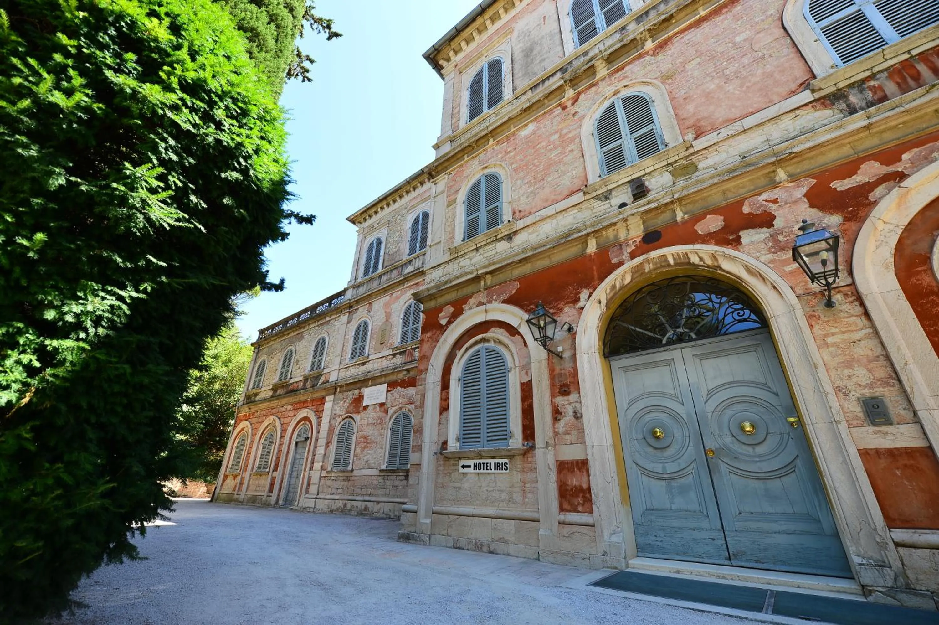 Property building in Hotel Iris