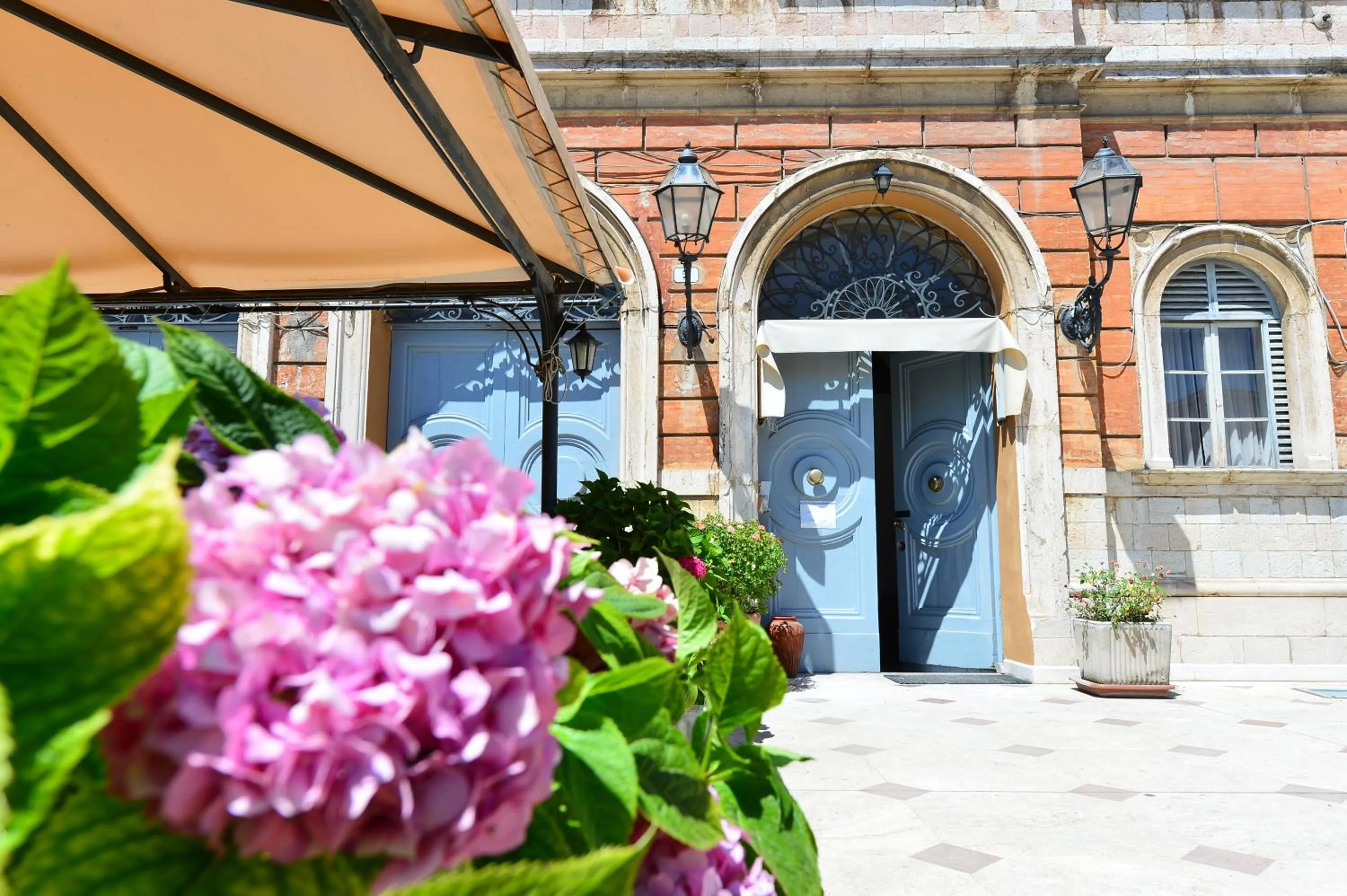 Facade/entrance in Hotel Iris