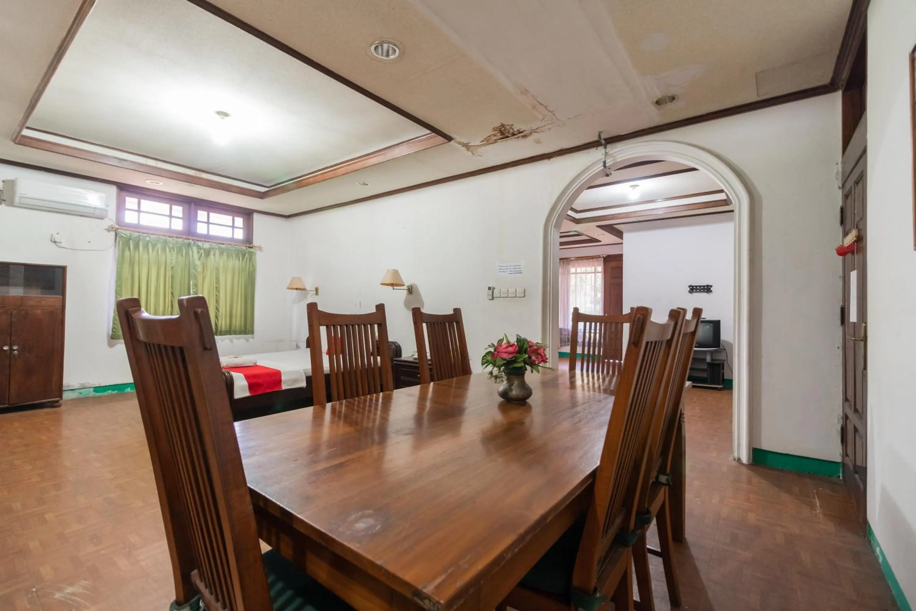 Dining area in RedDoorz Syariah near Kawasan Saribu Rumah Gadang Solok Selatan