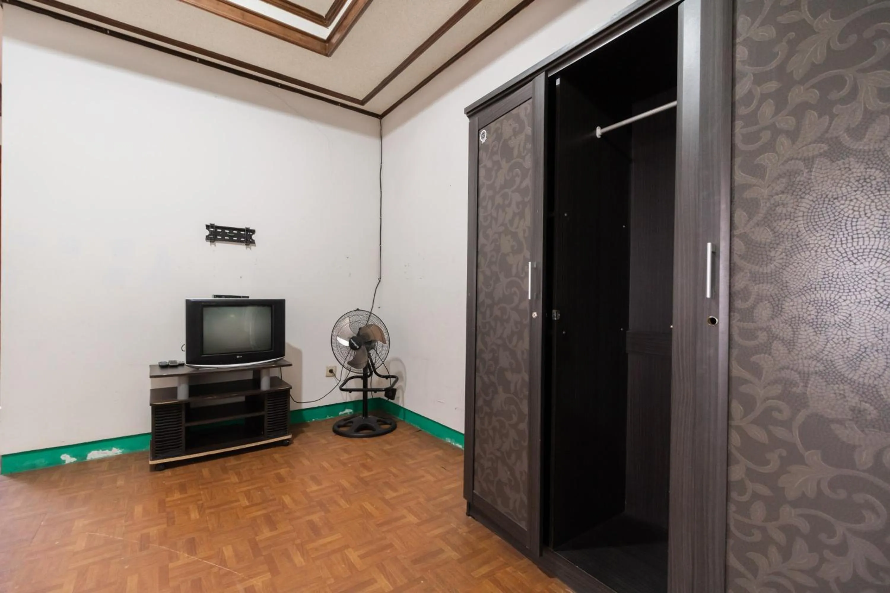 TV and multimedia in RedDoorz Syariah near Kawasan Saribu Rumah Gadang Solok Selatan
