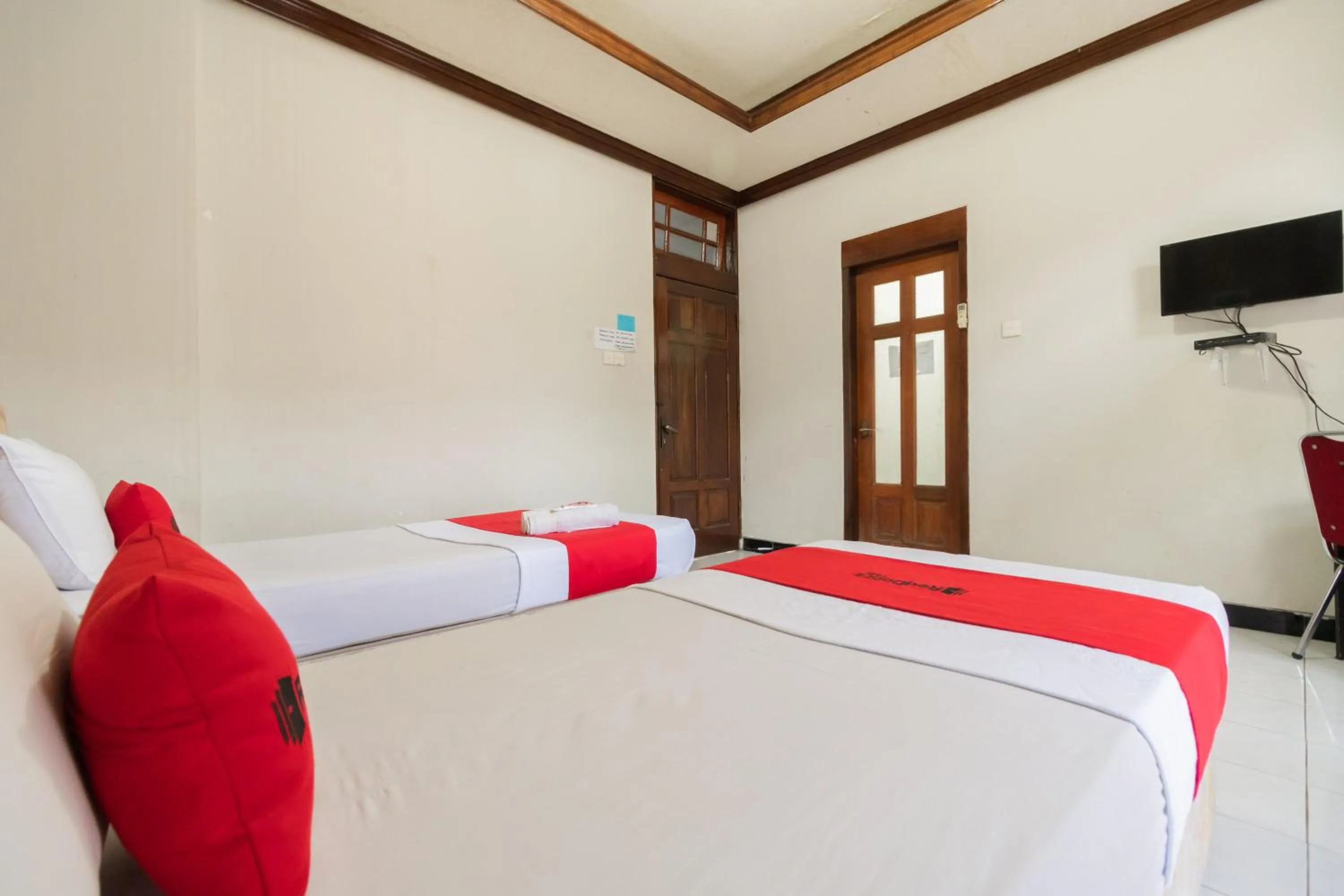 Bedroom, Bed in RedDoorz Syariah near Kawasan Saribu Rumah Gadang Solok Selatan