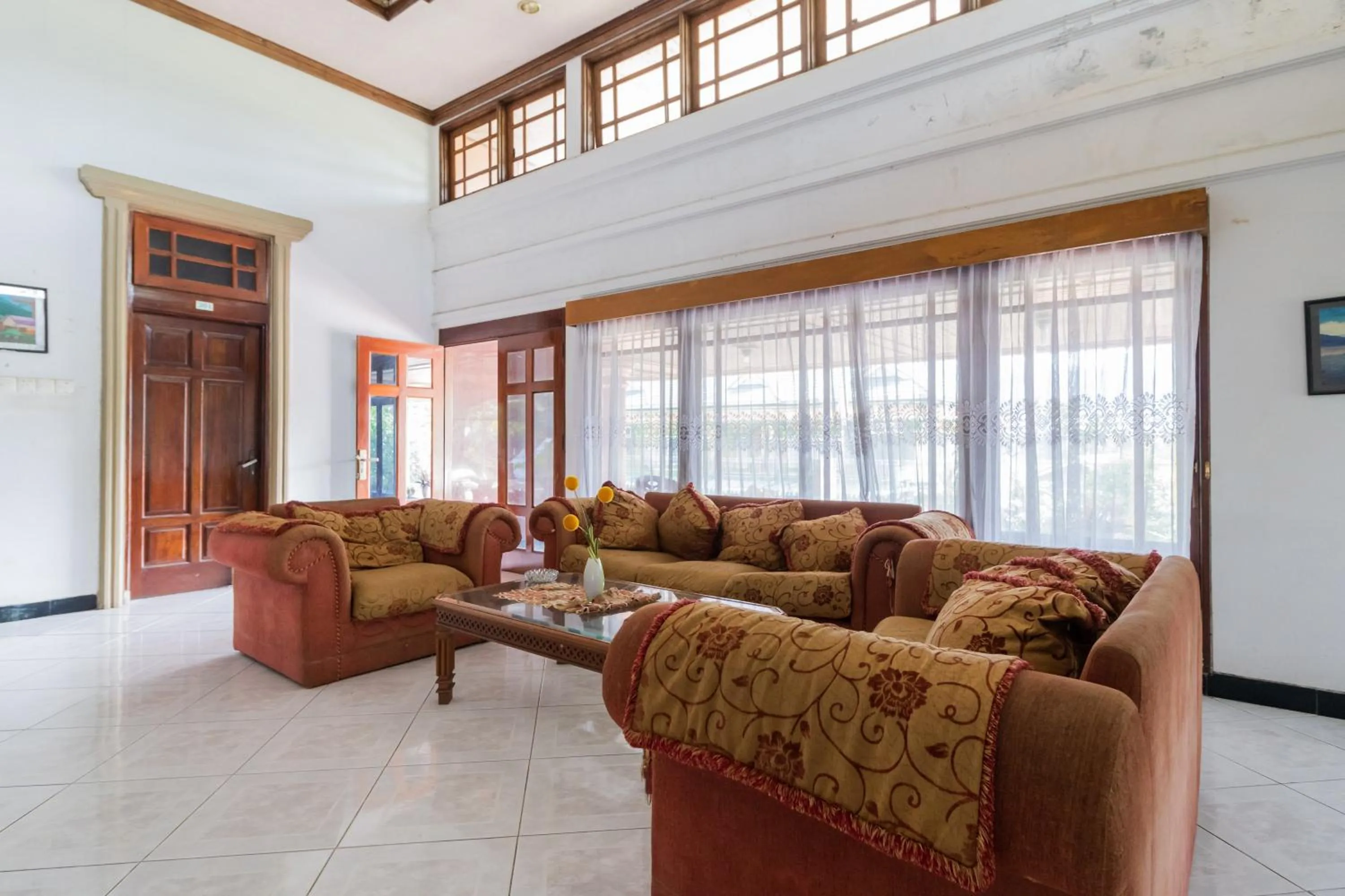 Living room in RedDoorz Syariah near Kawasan Saribu Rumah Gadang Solok Selatan