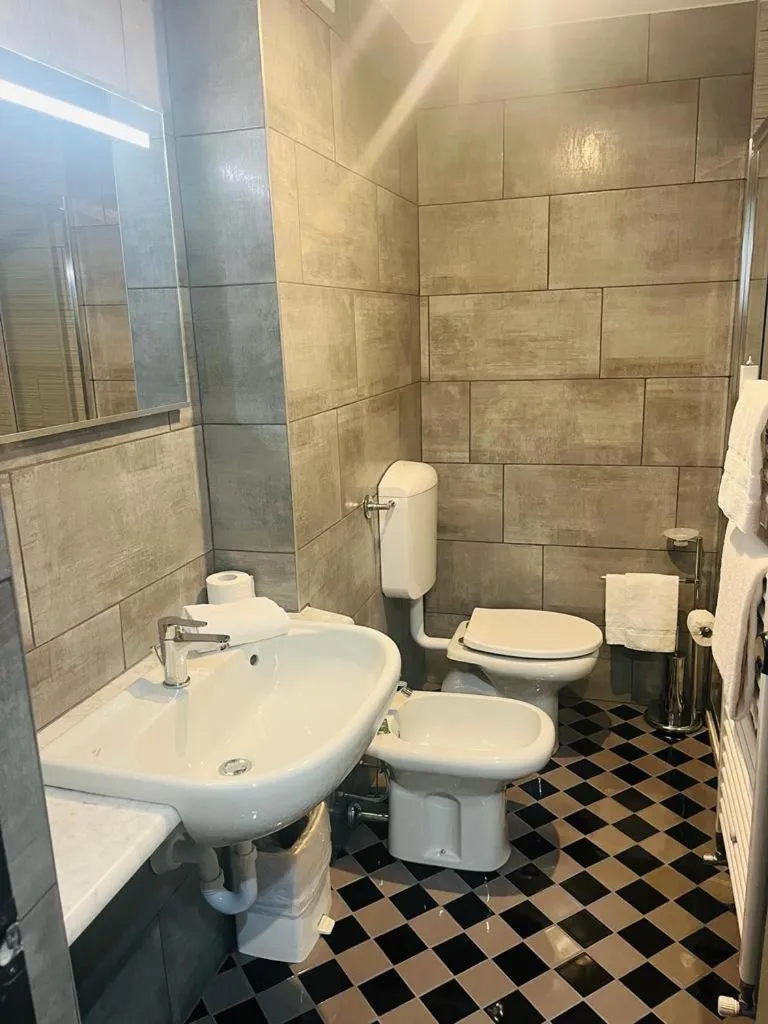 Toilet in Green Hotel