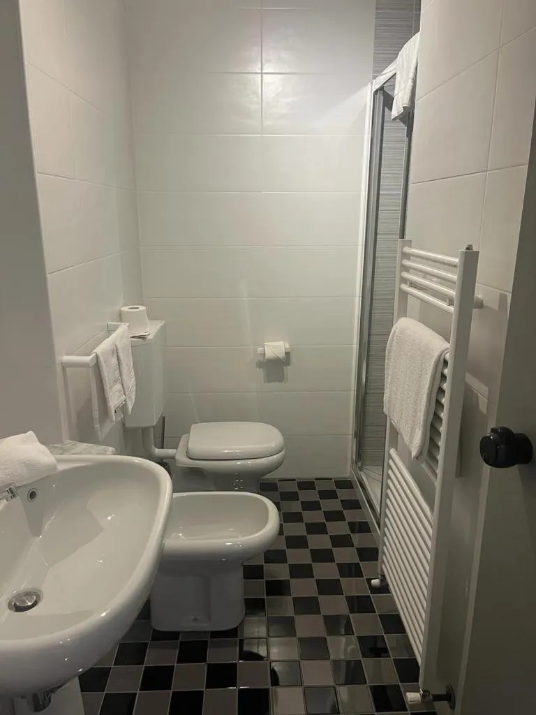 Shower in Green Hotel