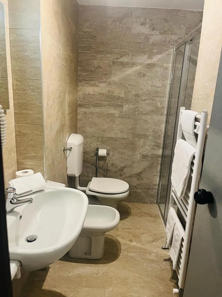 Shower in Green Hotel