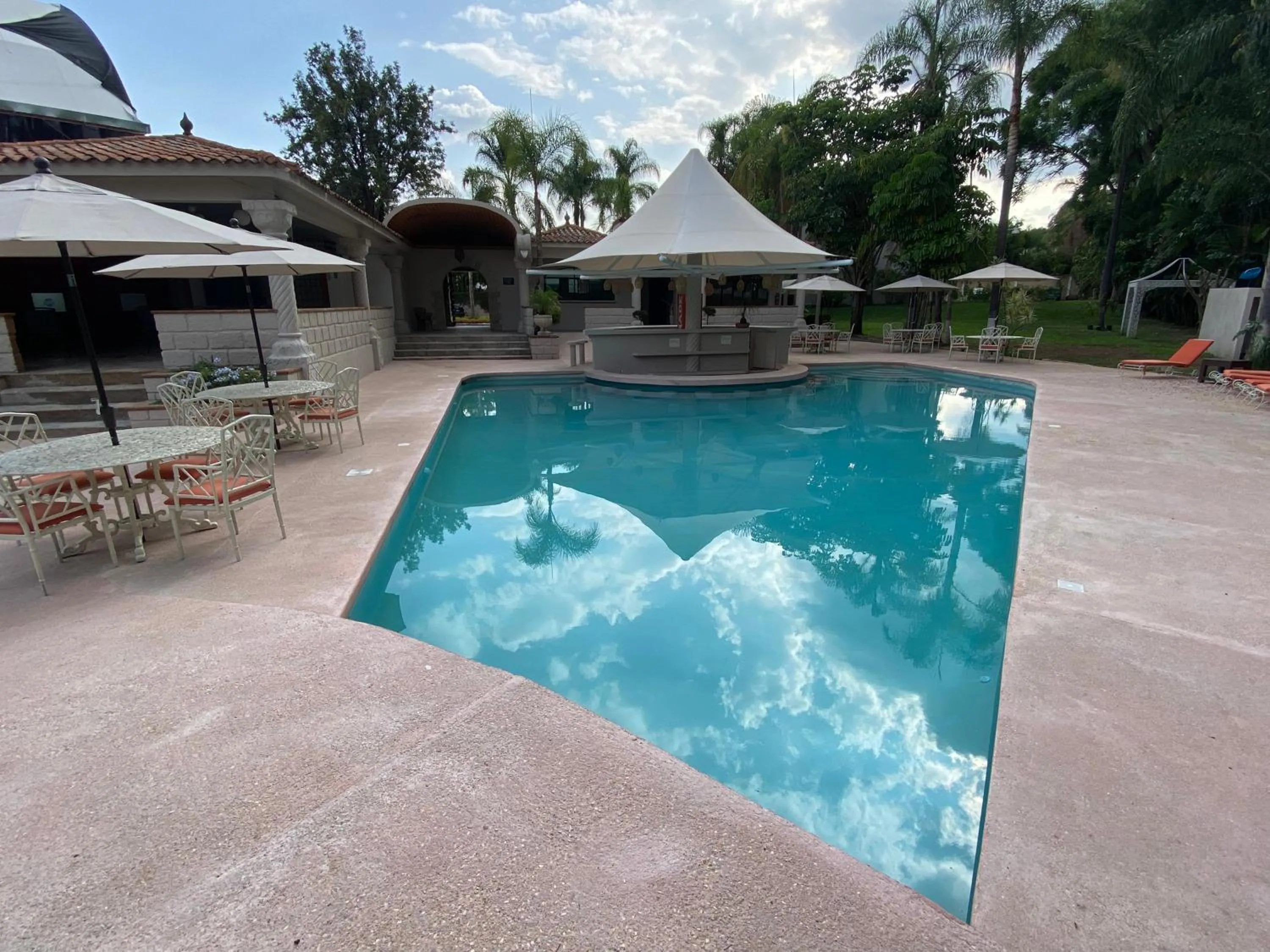 Swimming pool in Hotel Marjaba