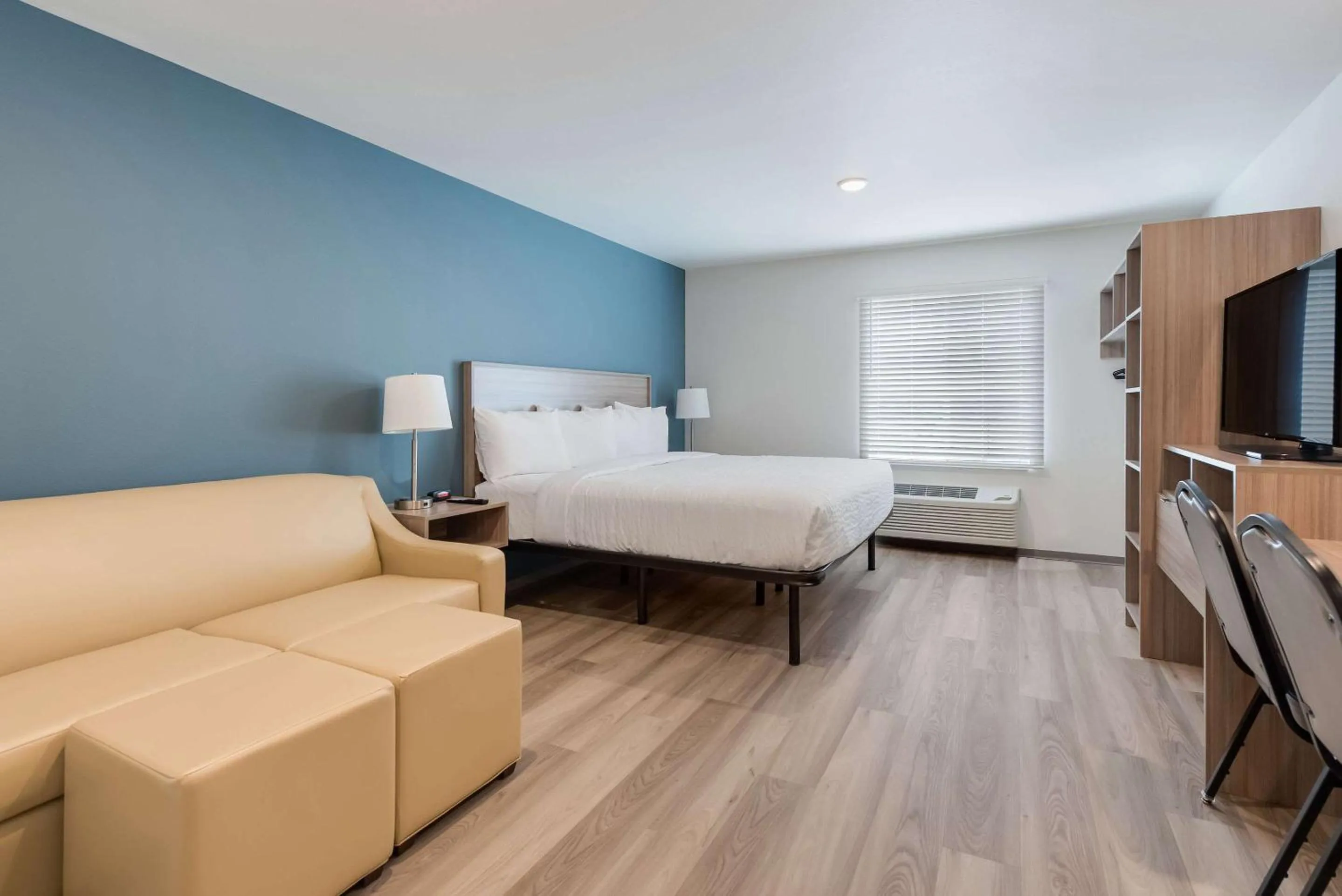 Photo of the whole room, Bed in WoodSpring Suites Meridian
