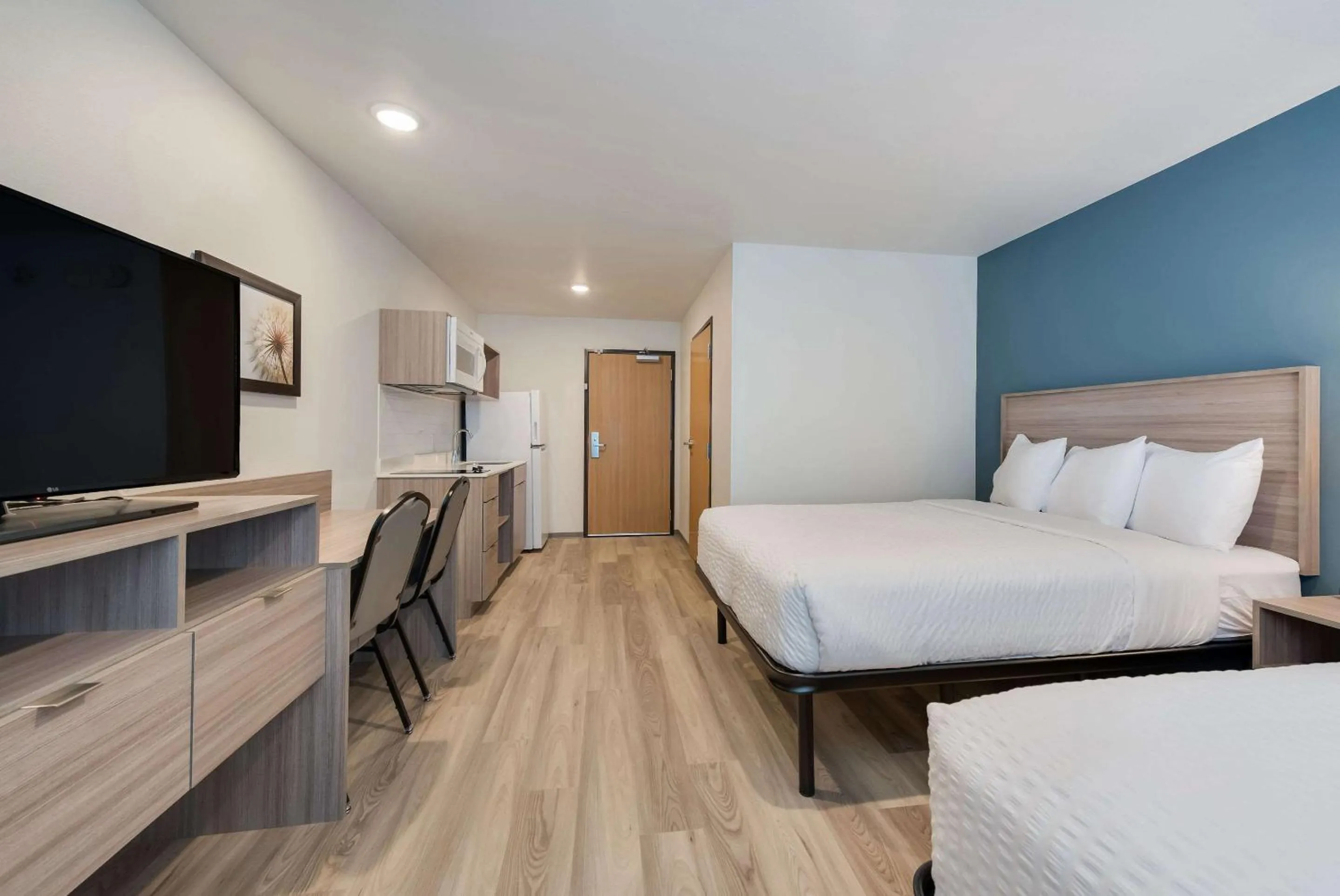 Bedroom, Bed in WoodSpring Suites Meridian