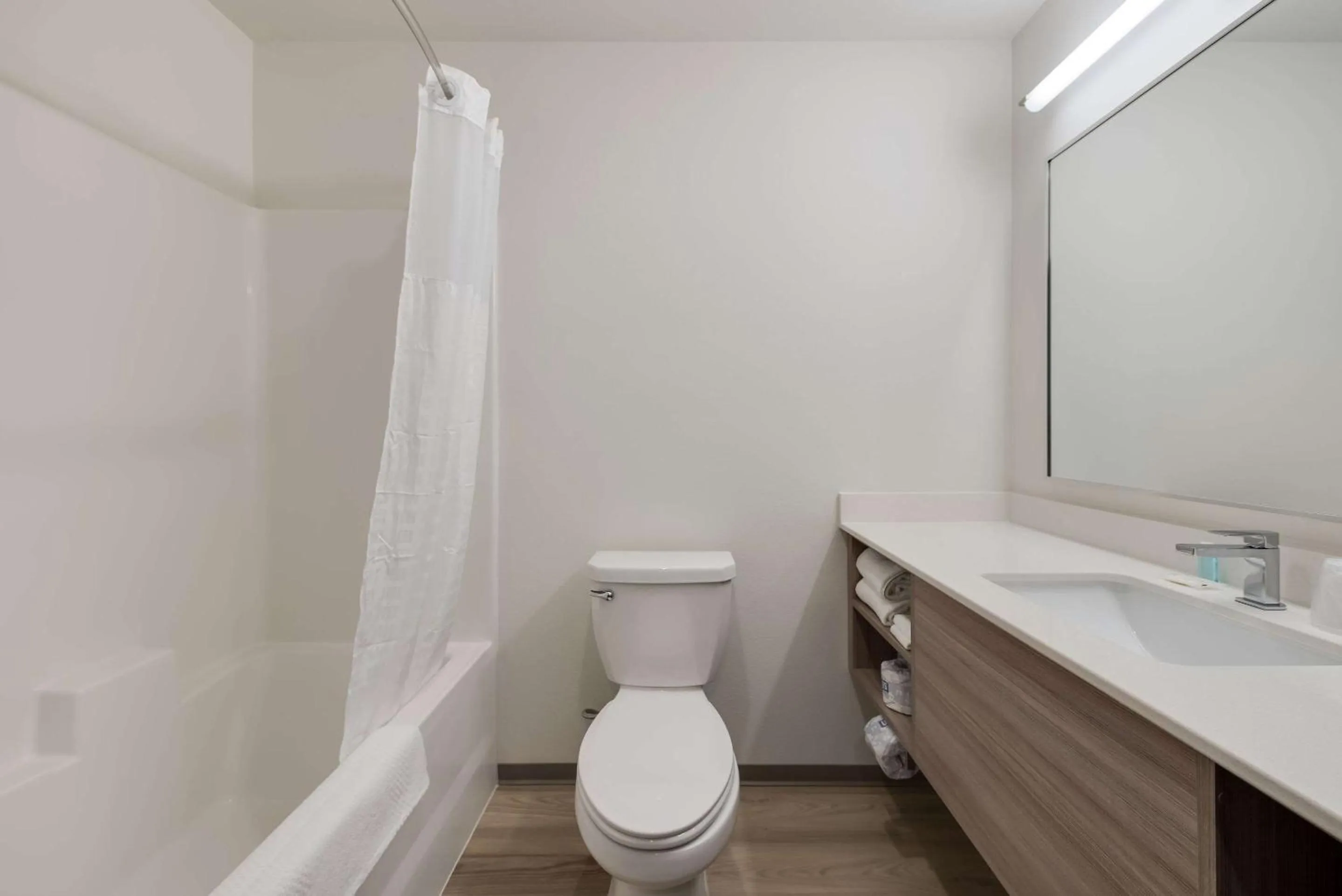 Photo of the whole room in WoodSpring Suites Meridian