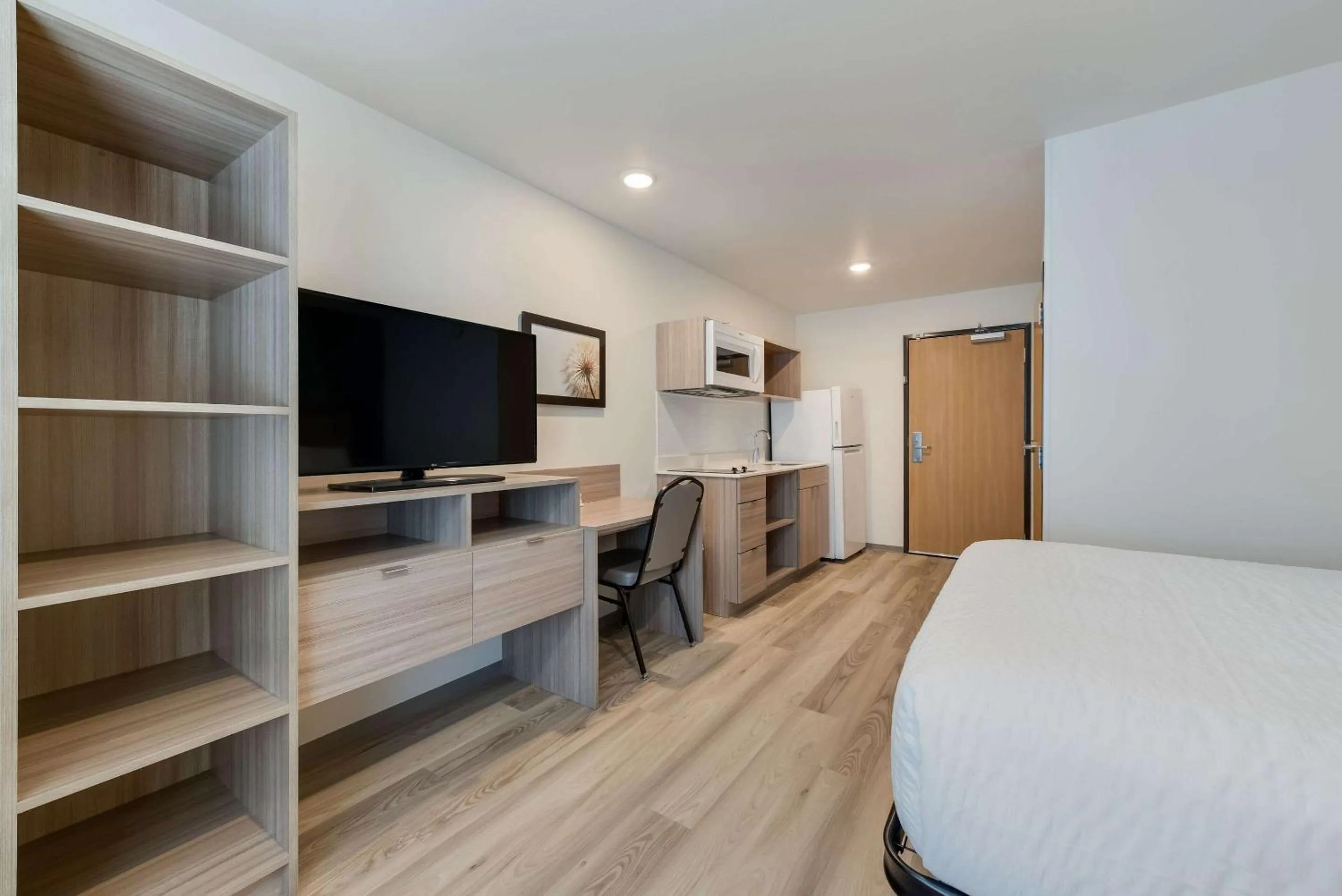 Bedroom, Bed in WoodSpring Suites Meridian