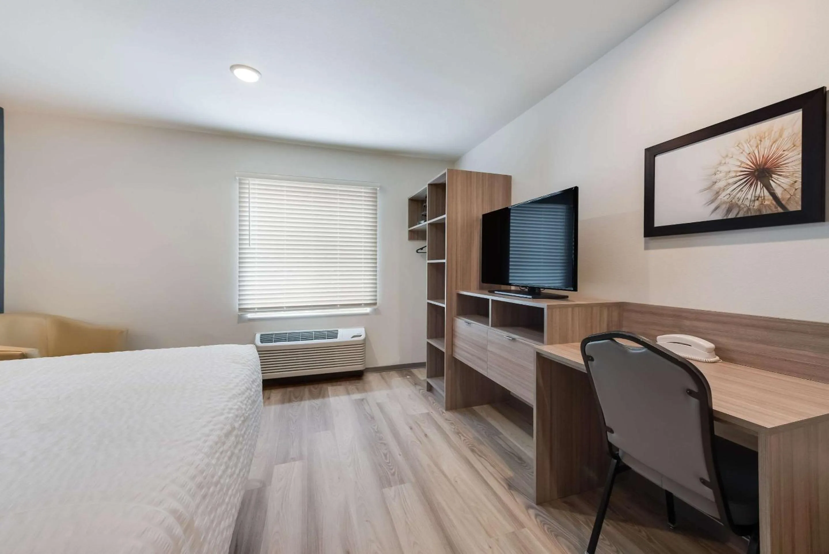 Bedroom, Bed in WoodSpring Suites Meridian