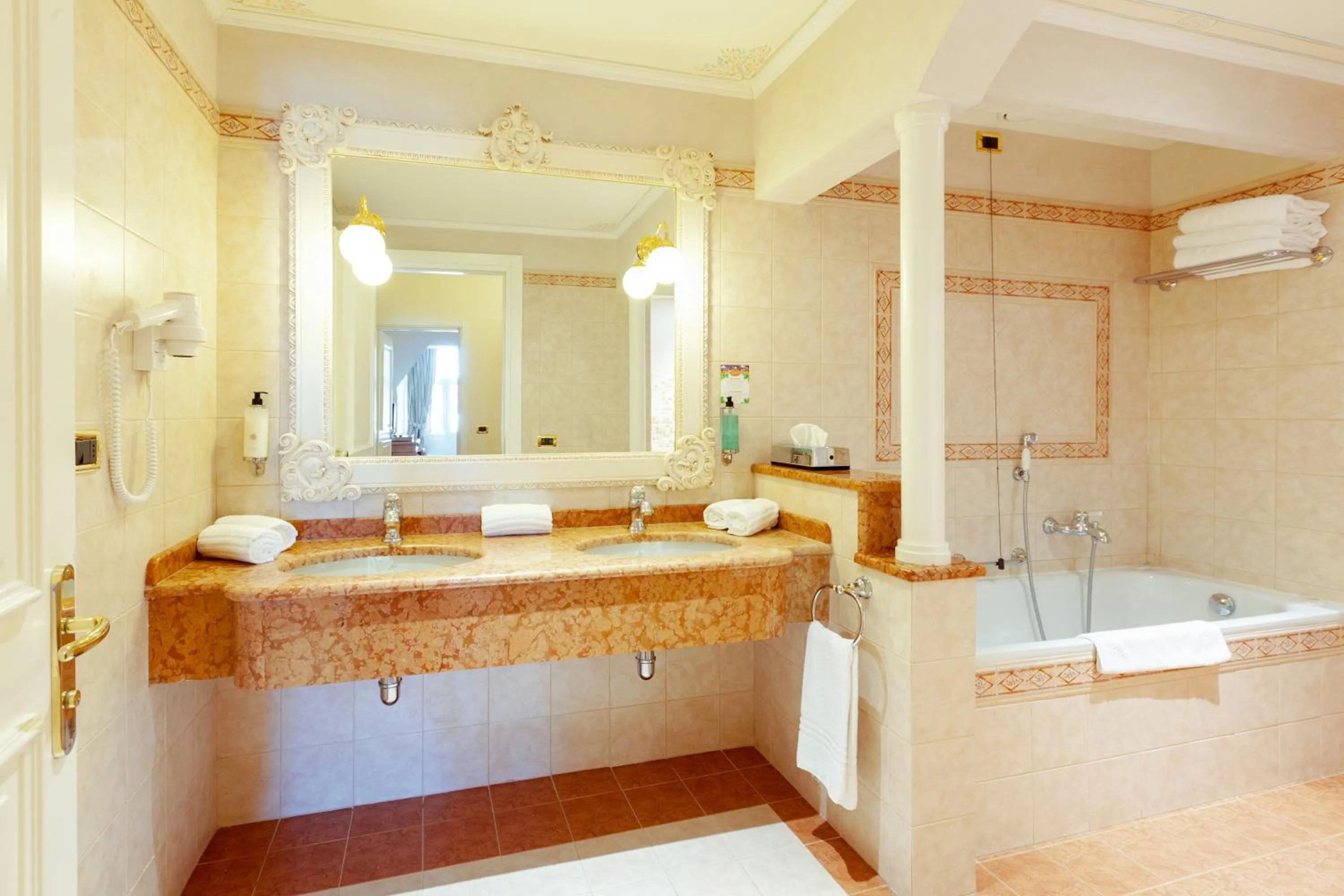 Bathroom in Gardaland Hotel