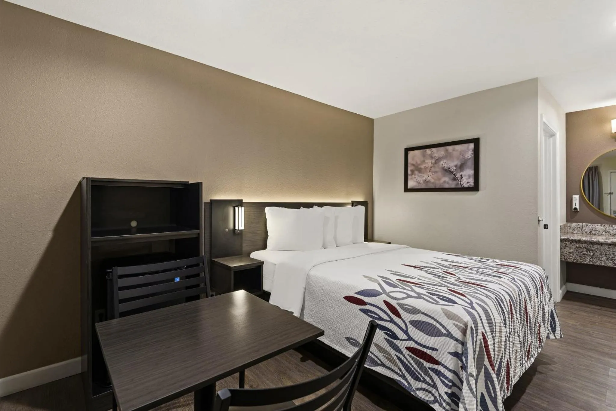 Photo of the whole room, Bed in Red Roof Inn Carson - Wilmington, CA