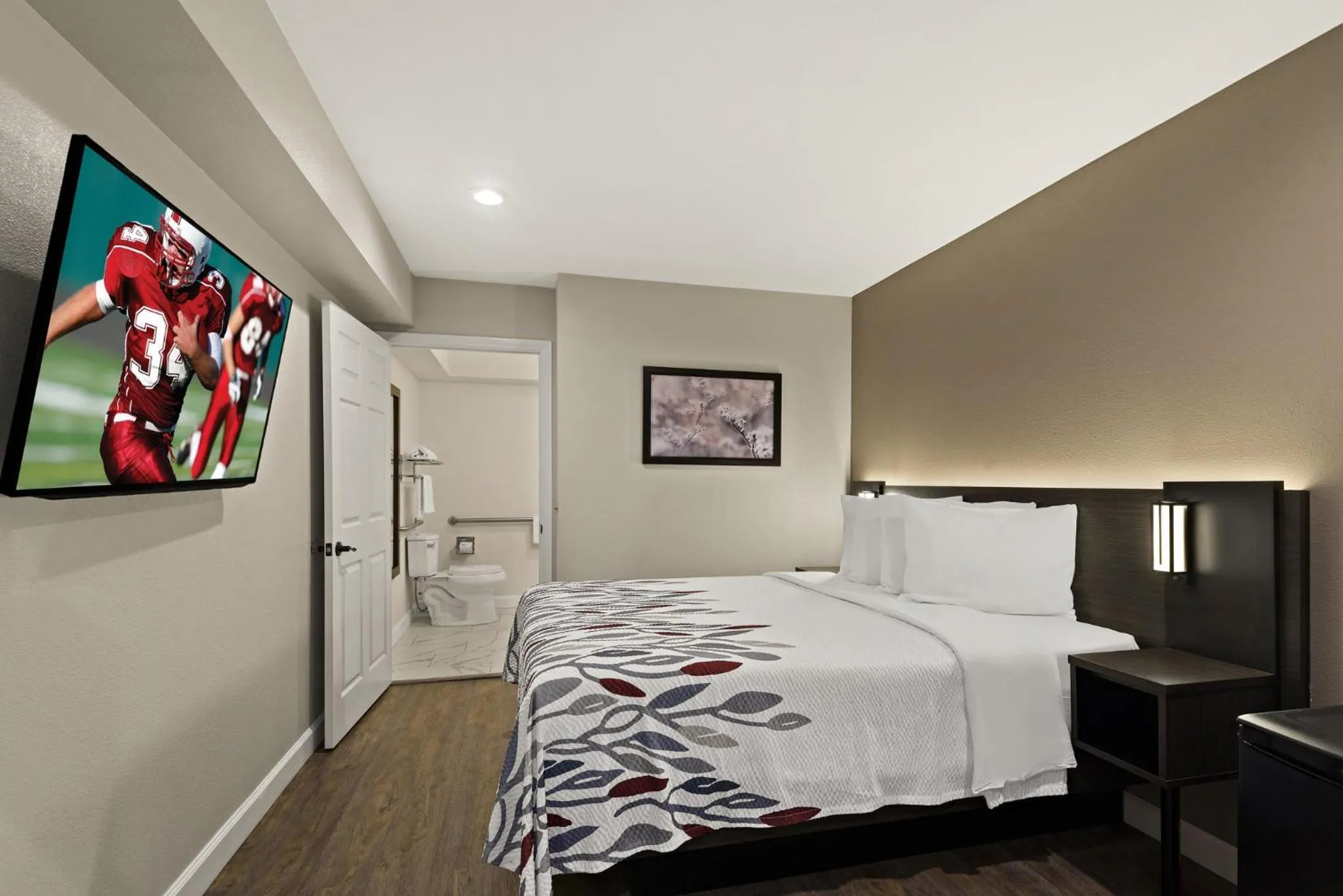 Photo of the whole room, Bed in Red Roof Inn Carson - Wilmington, CA