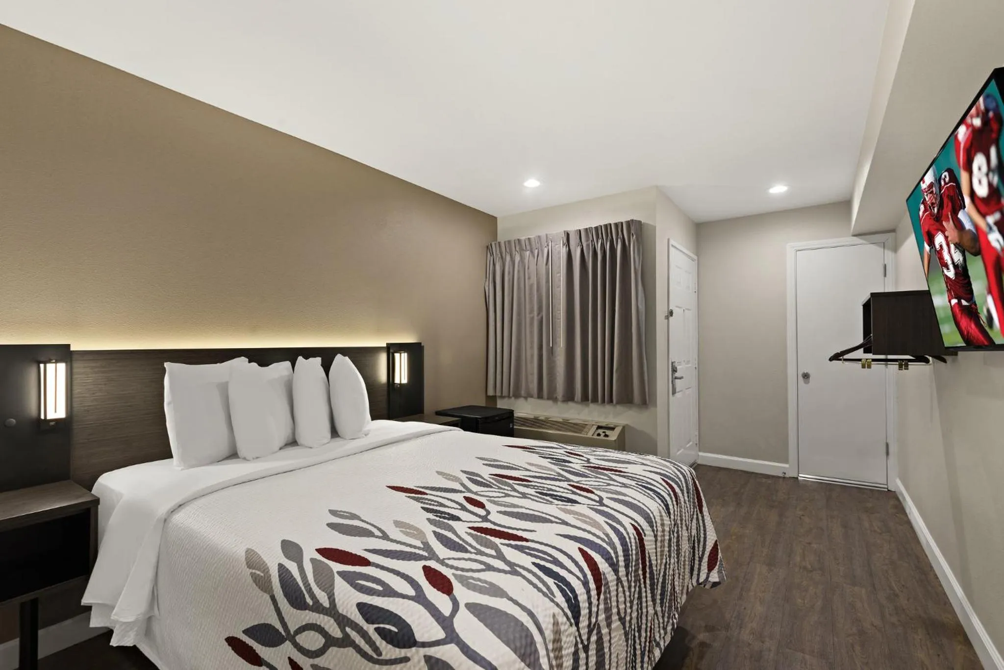 Photo of the whole room, Bed in Red Roof Inn Carson - Wilmington, CA