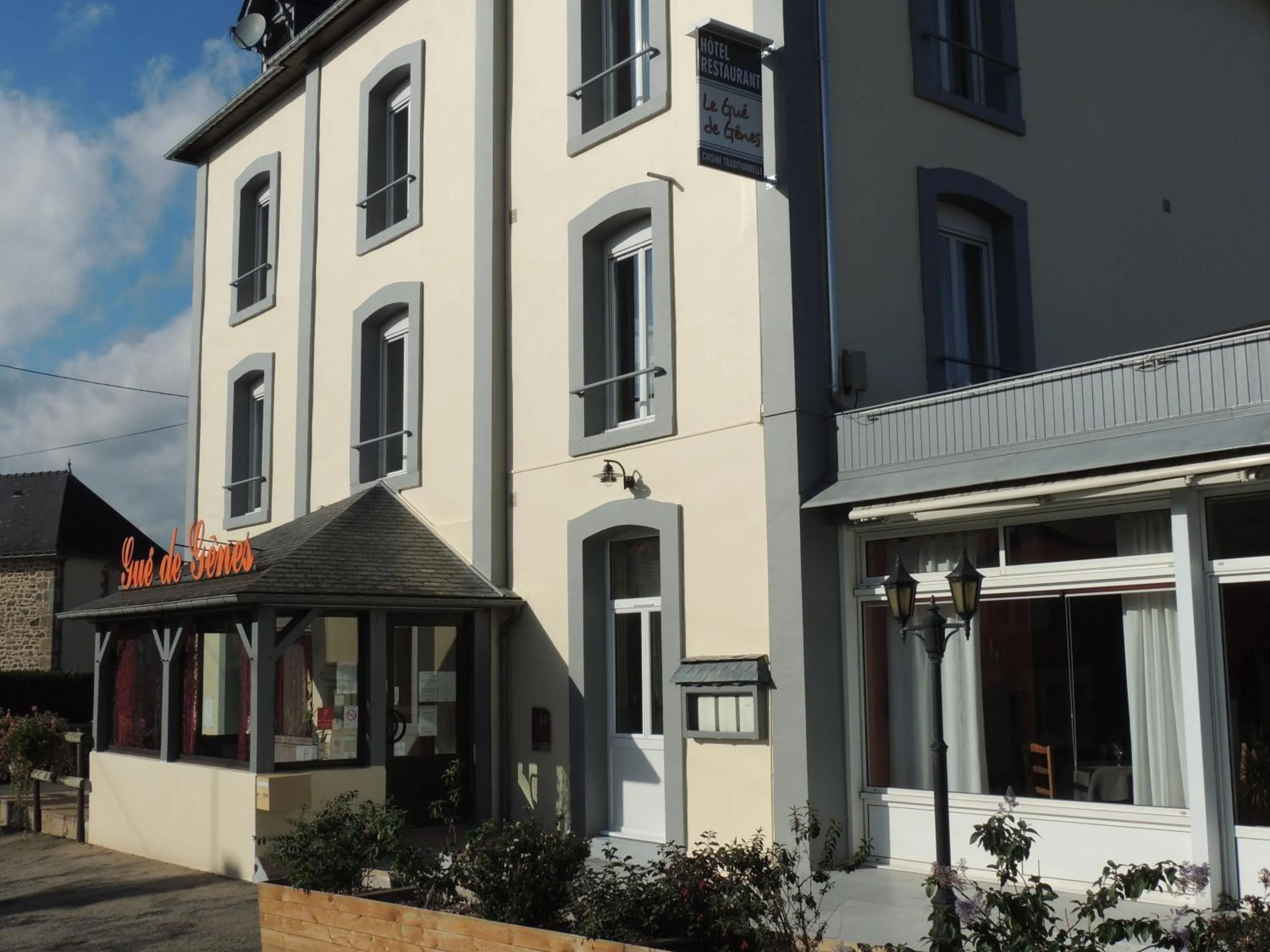 Facade/entrance in Le Gue de Genes