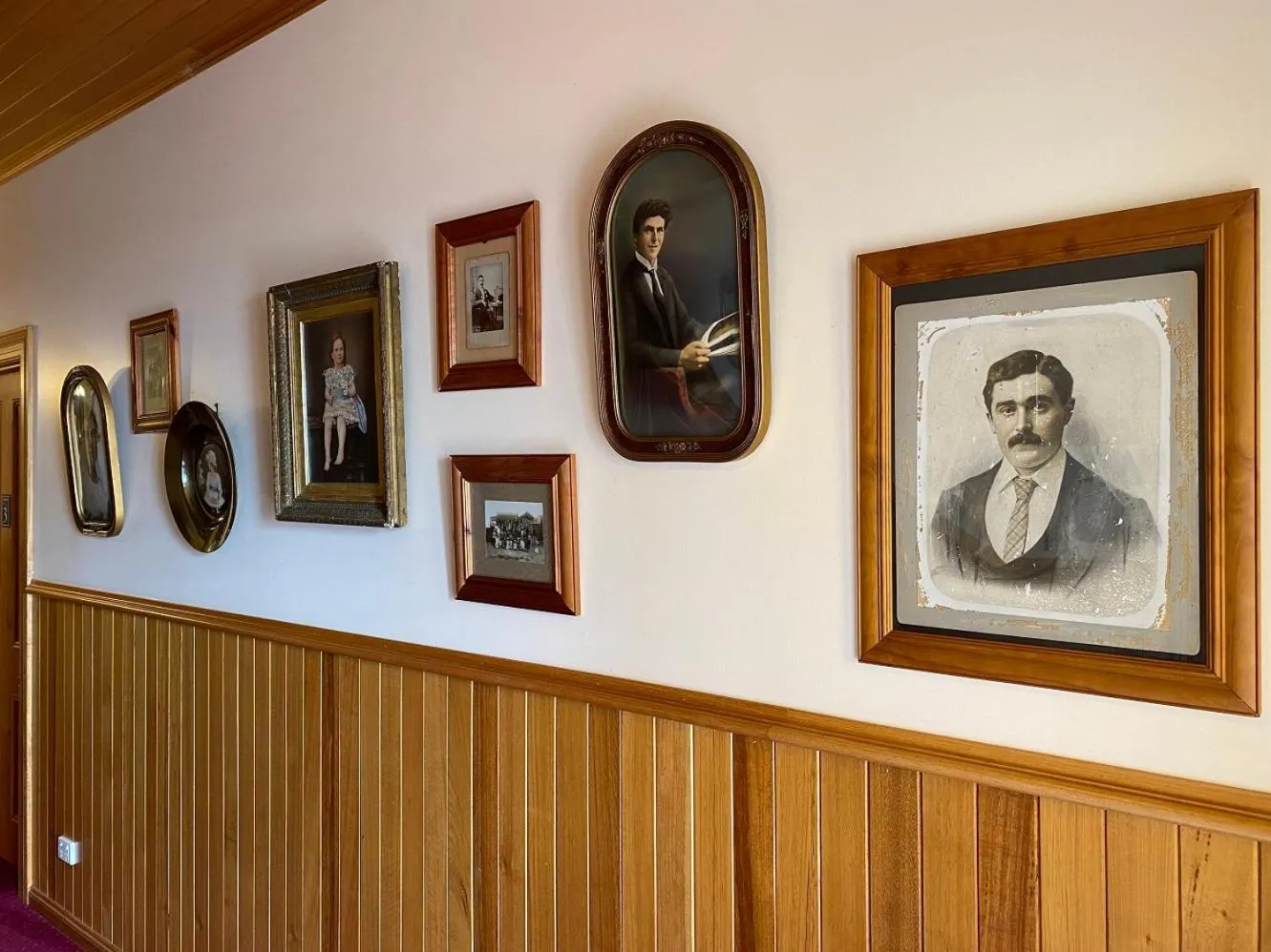 Communal lounge/ TV room in Hanlon Guest House