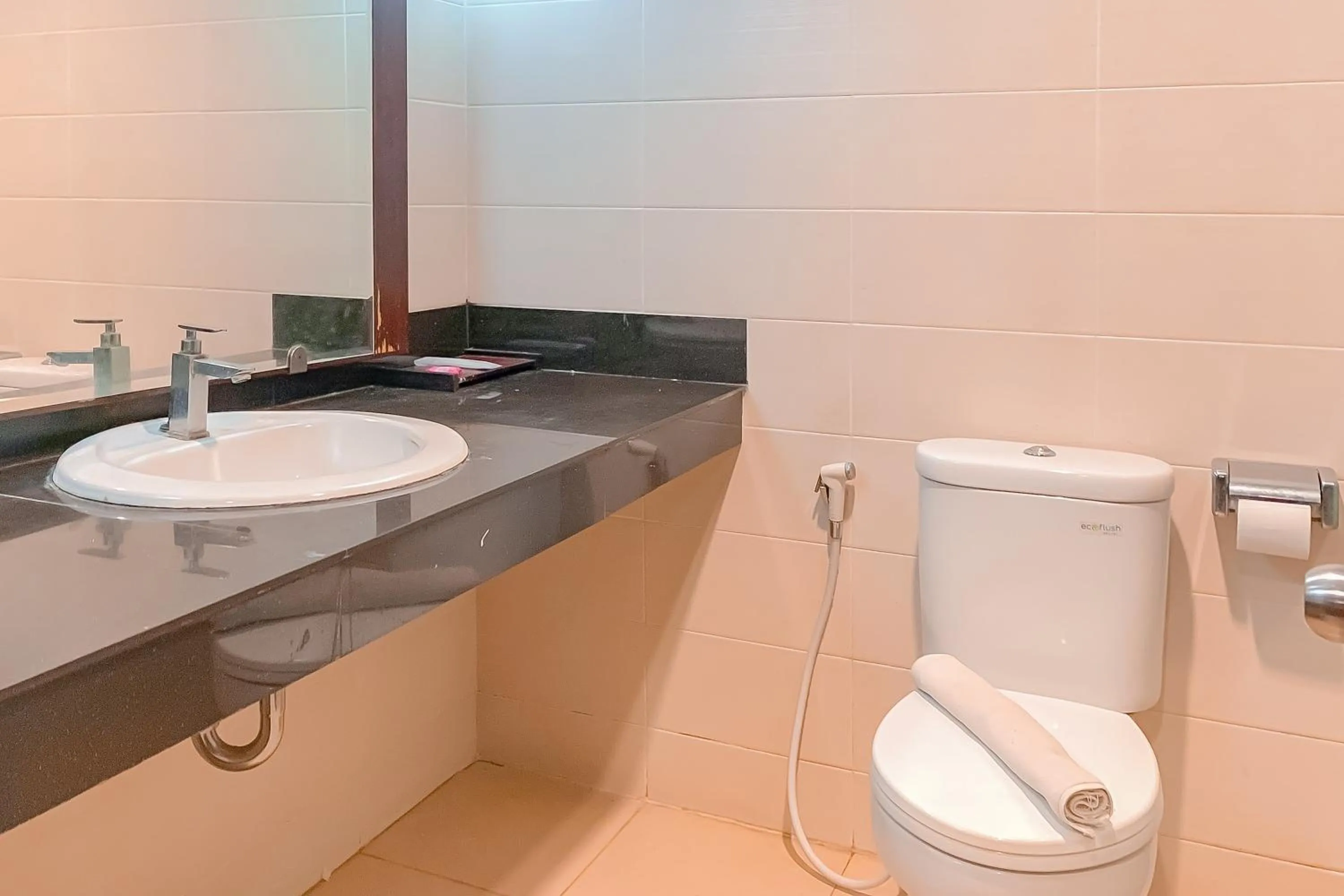 Toilet in Urbanview Hotel Grand Permata In Banjarbaru by RedDoorz