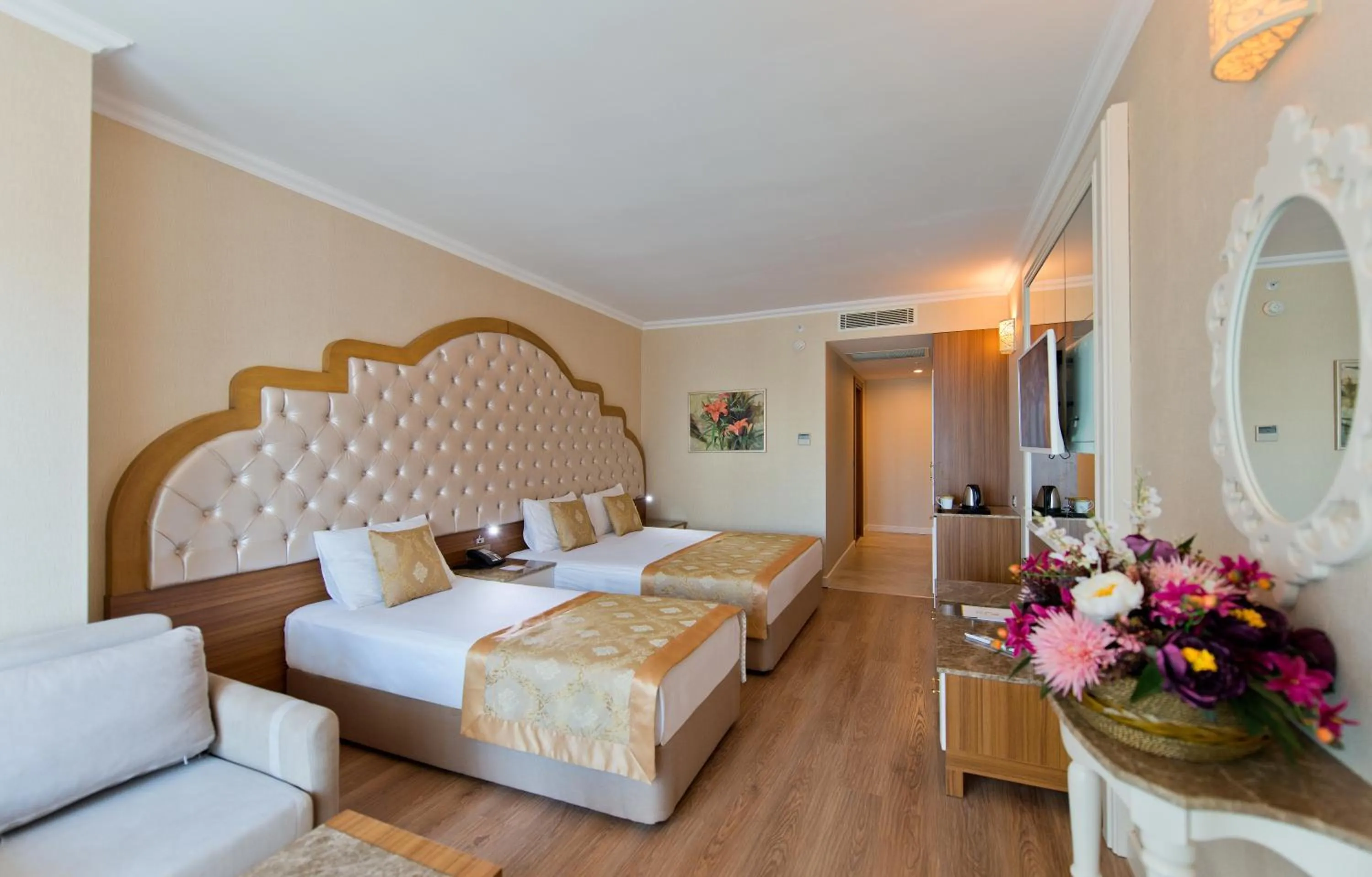 Photo of the whole room, Bed in Oz Hotels Side Premium