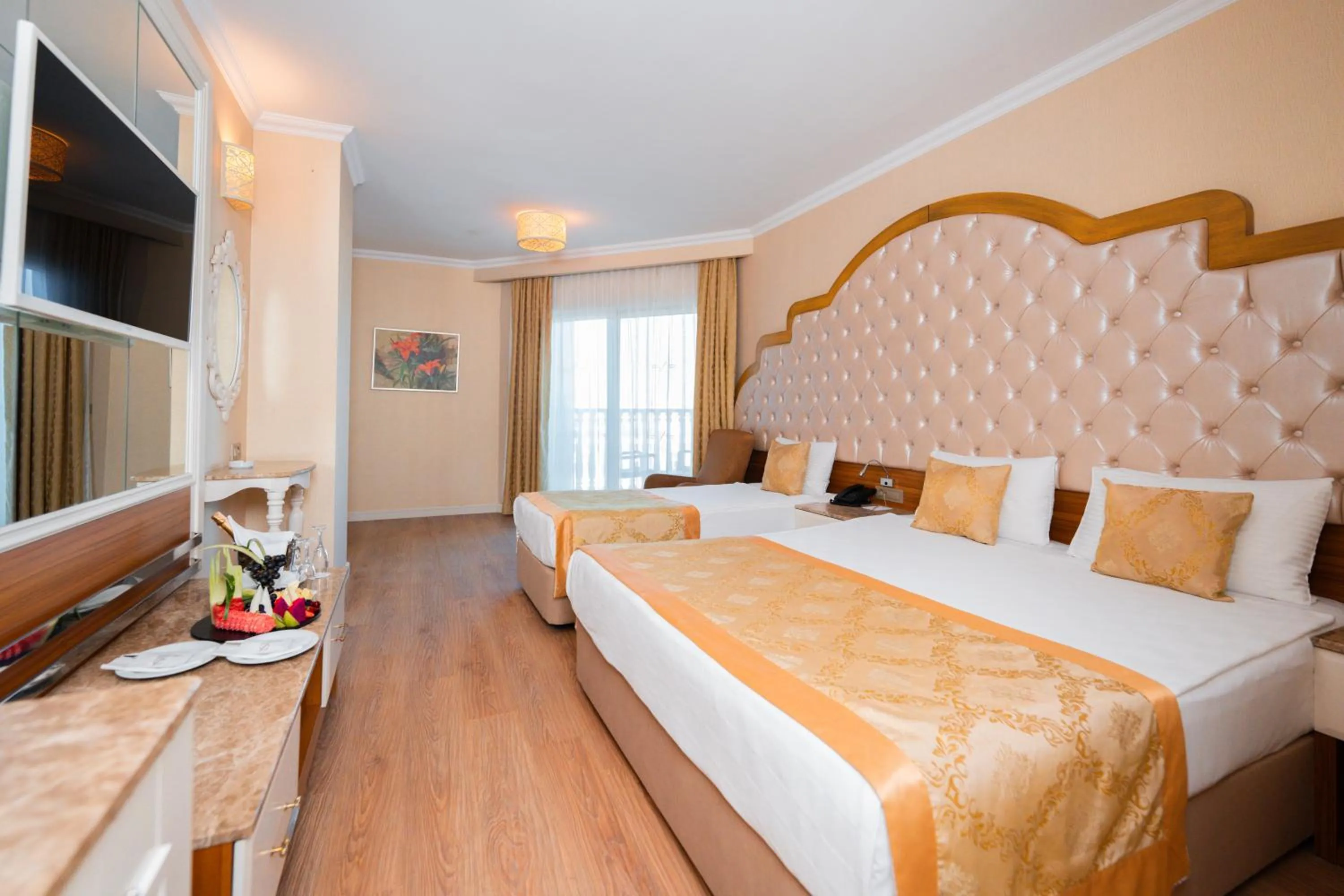 Photo of the whole room, Bed in Oz Hotels Side Premium