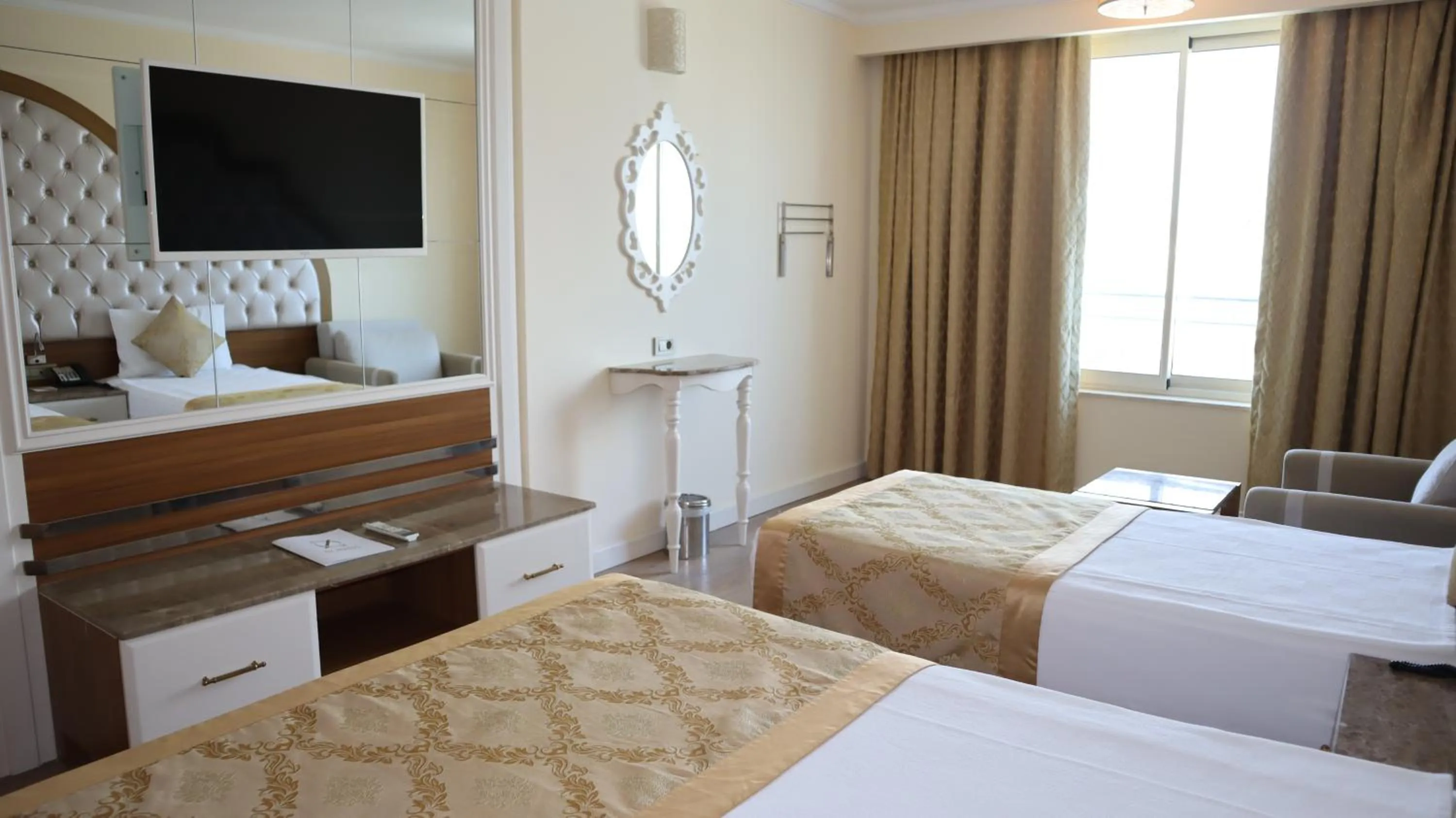 Photo of the whole room, Bed in Oz Hotels Side Premium