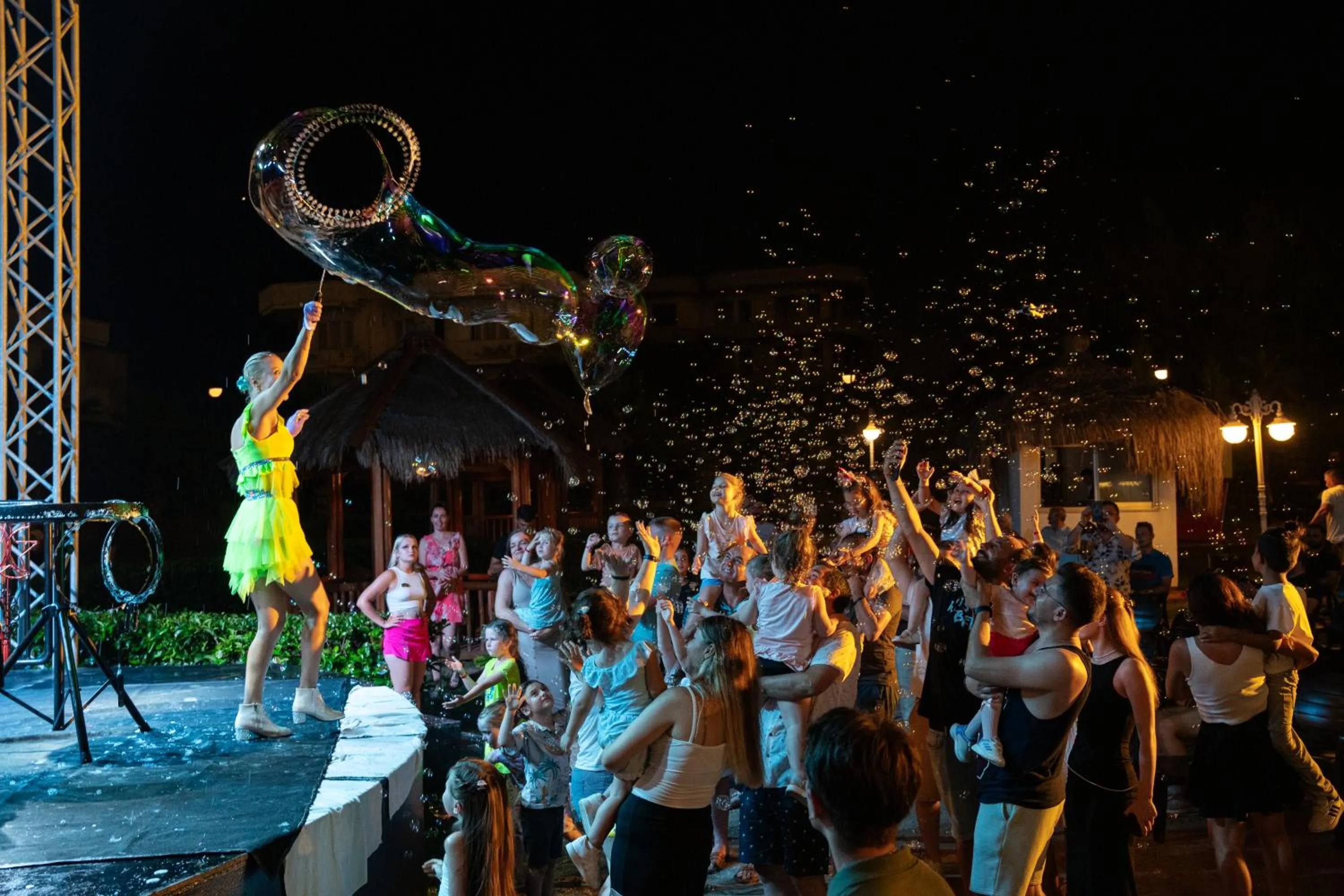 Evening entertainment in Oz Hotels Sui