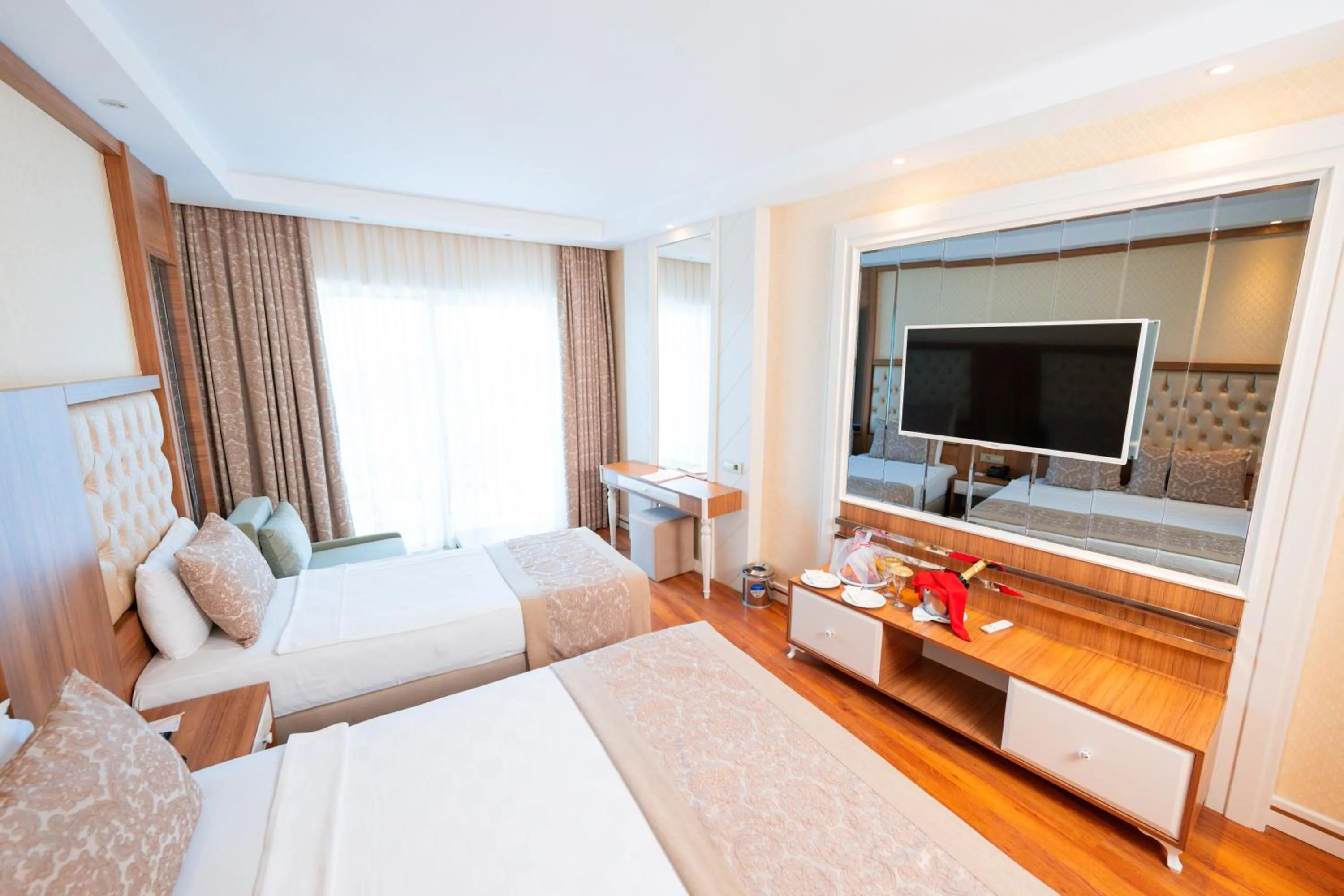 Photo of the whole room, Bed in Oz Hotels Sui