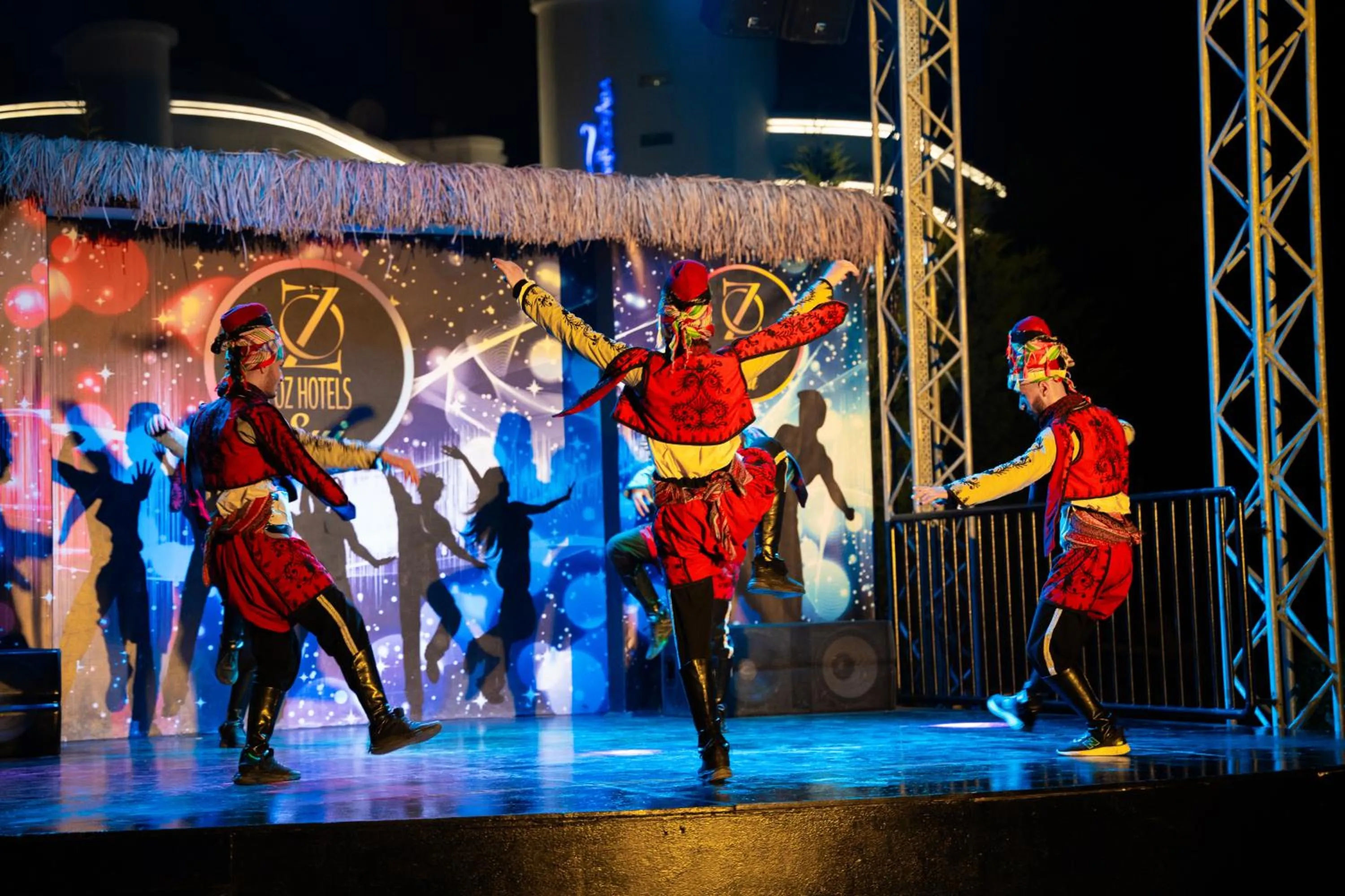 Evening entertainment in Oz Hotels Sui