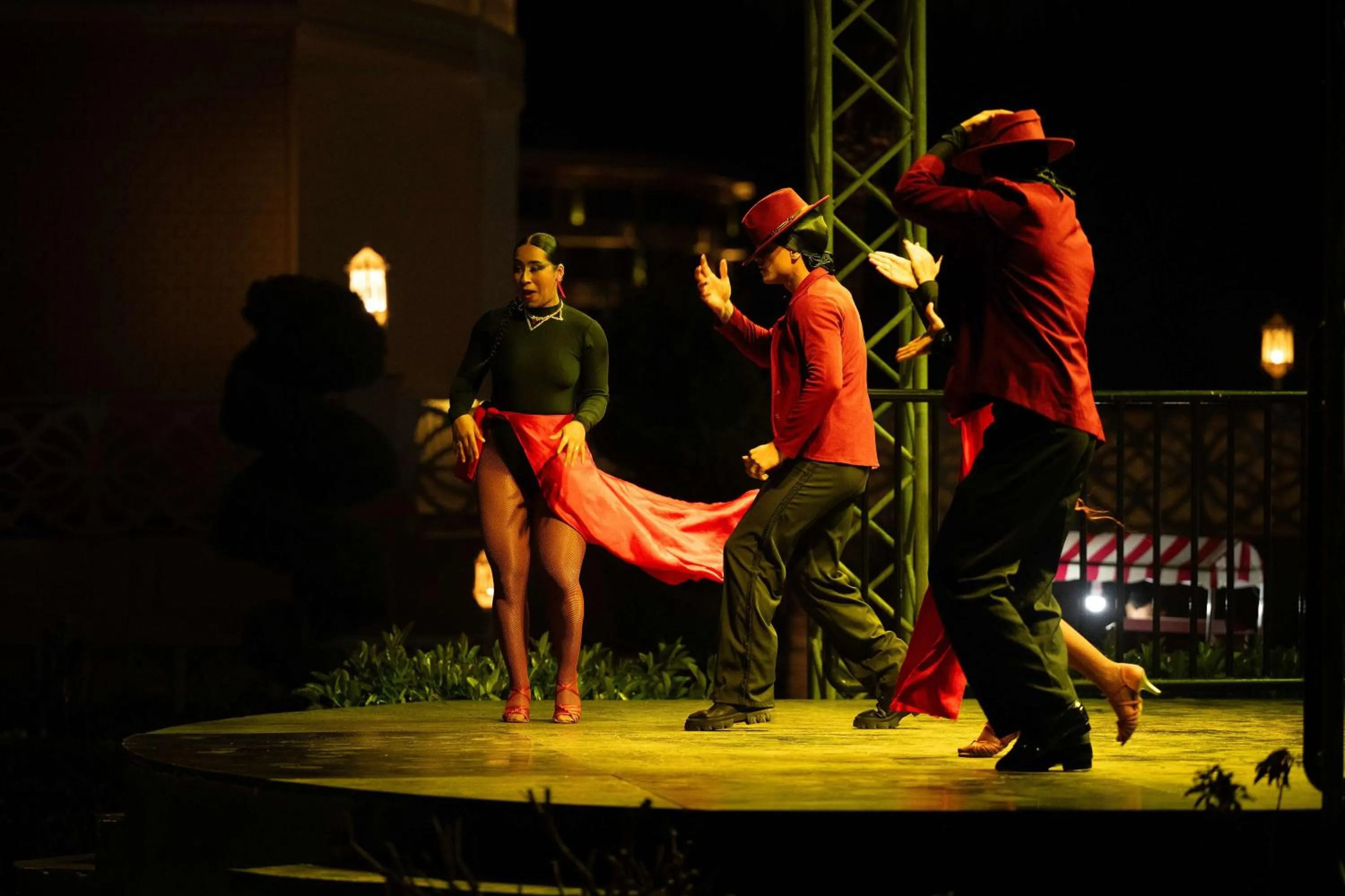 Evening entertainment in Oz Hotels Sui