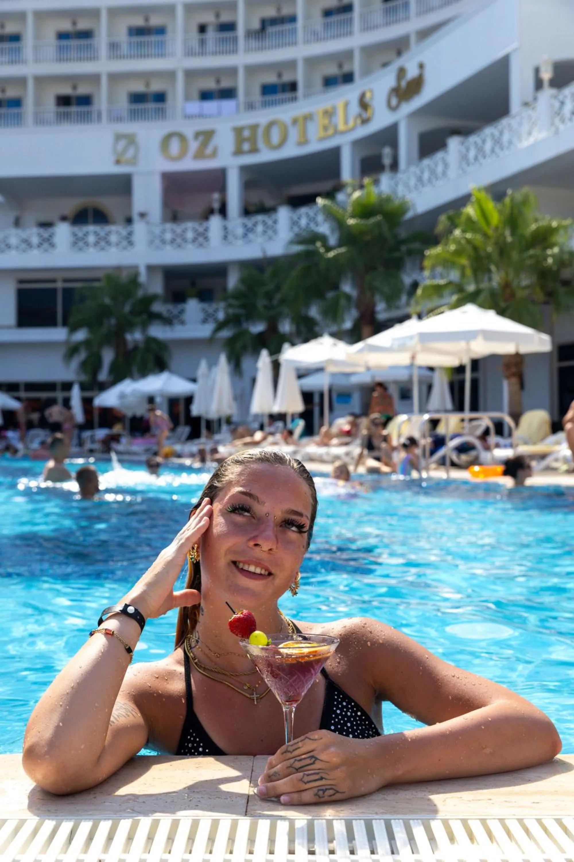 Swimming pool in Oz Hotels Sui