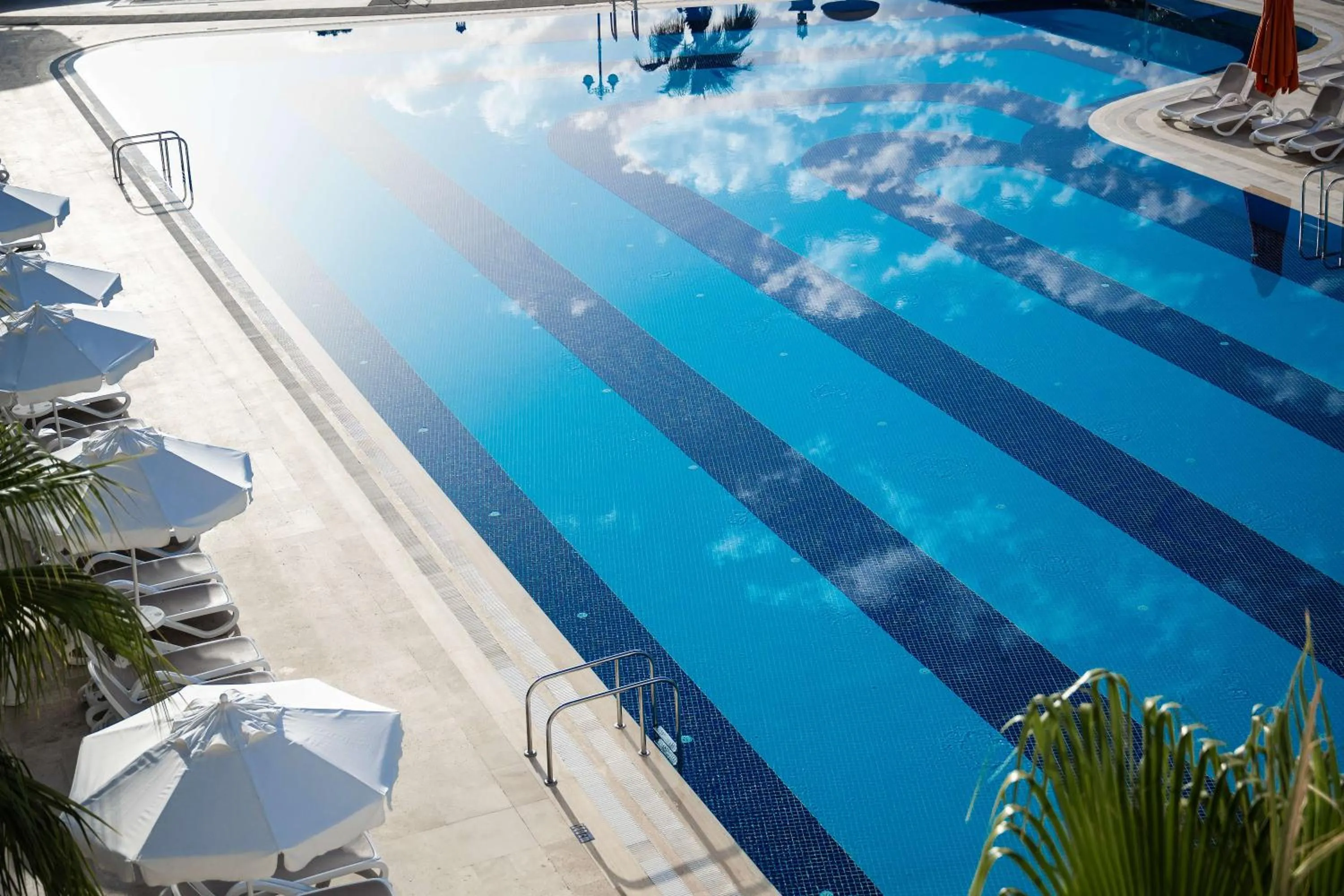 Swimming pool in Oz Hotels Sui