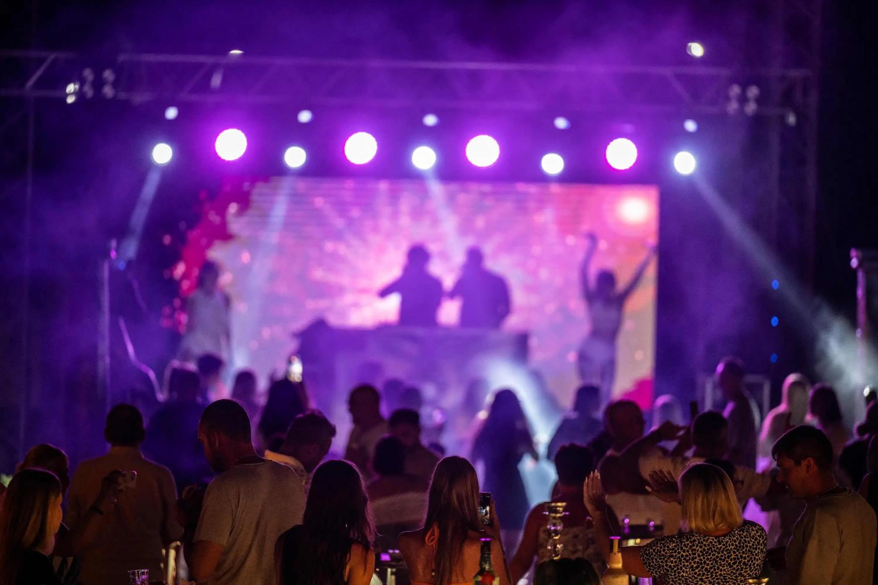 Evening entertainment in Oz Hotels Sui